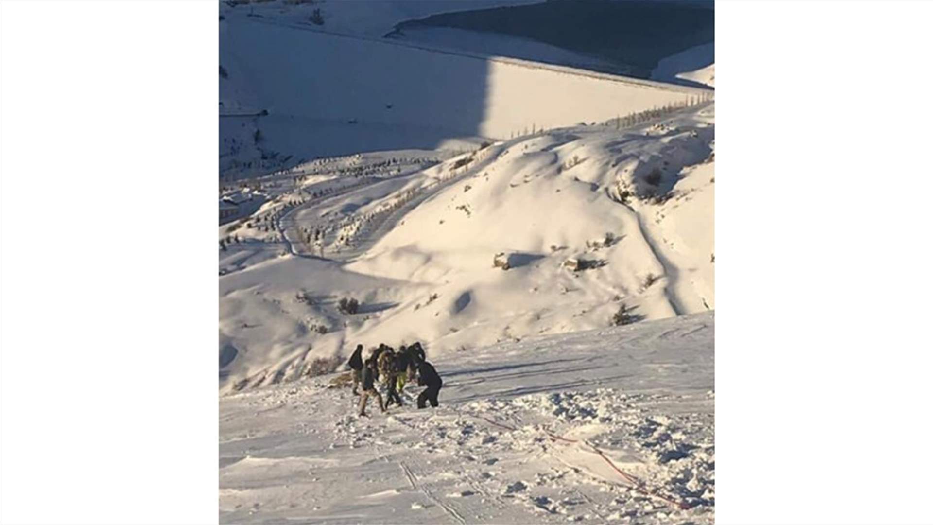 الدفاع المدني أنقذ مواطنا سقط في منحدر ثلجي في فاريا