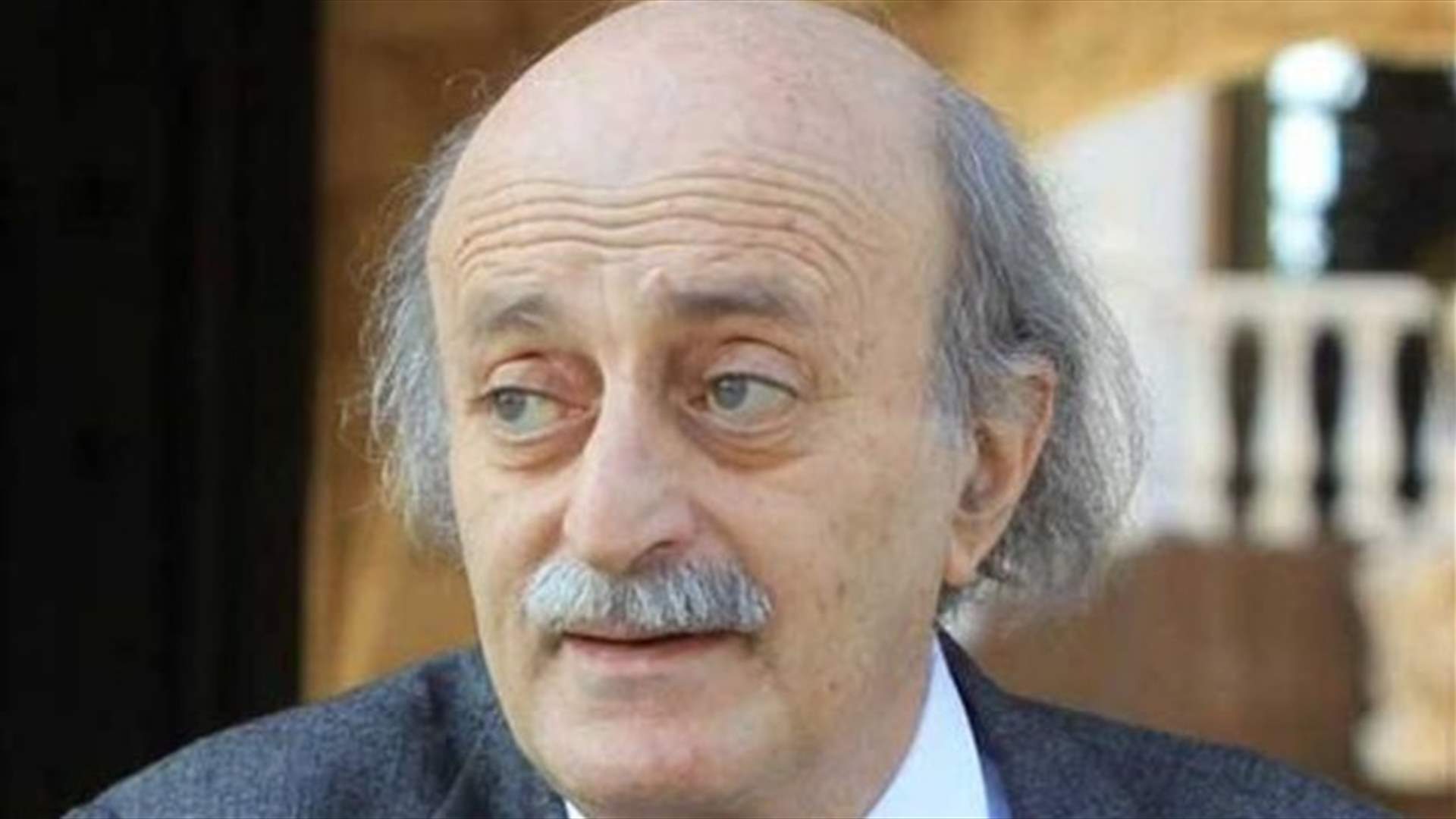 تغريدة لجنبلاط عن المطار... ماذا جاء فيها؟