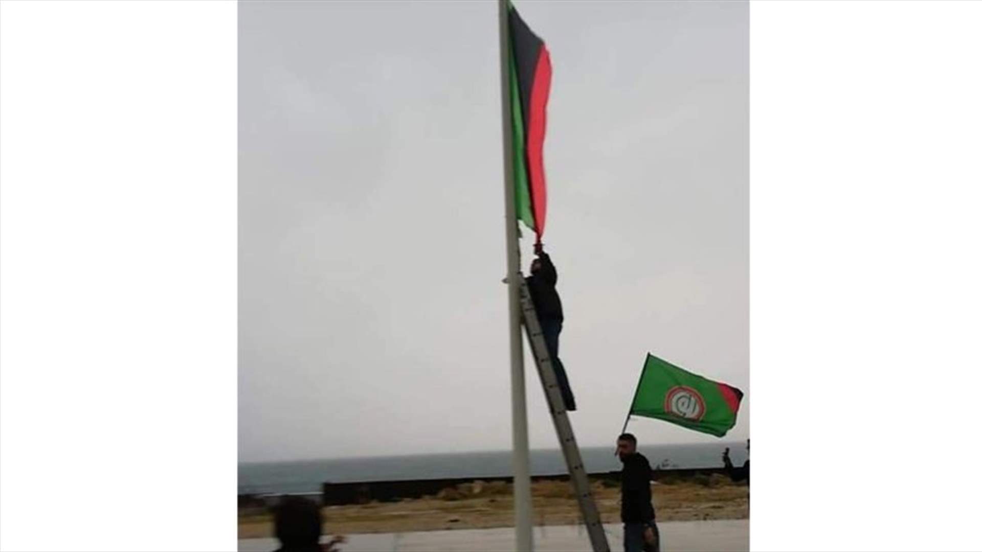 Amal supporters replace Libya’s flag with flag of the movement (Video)