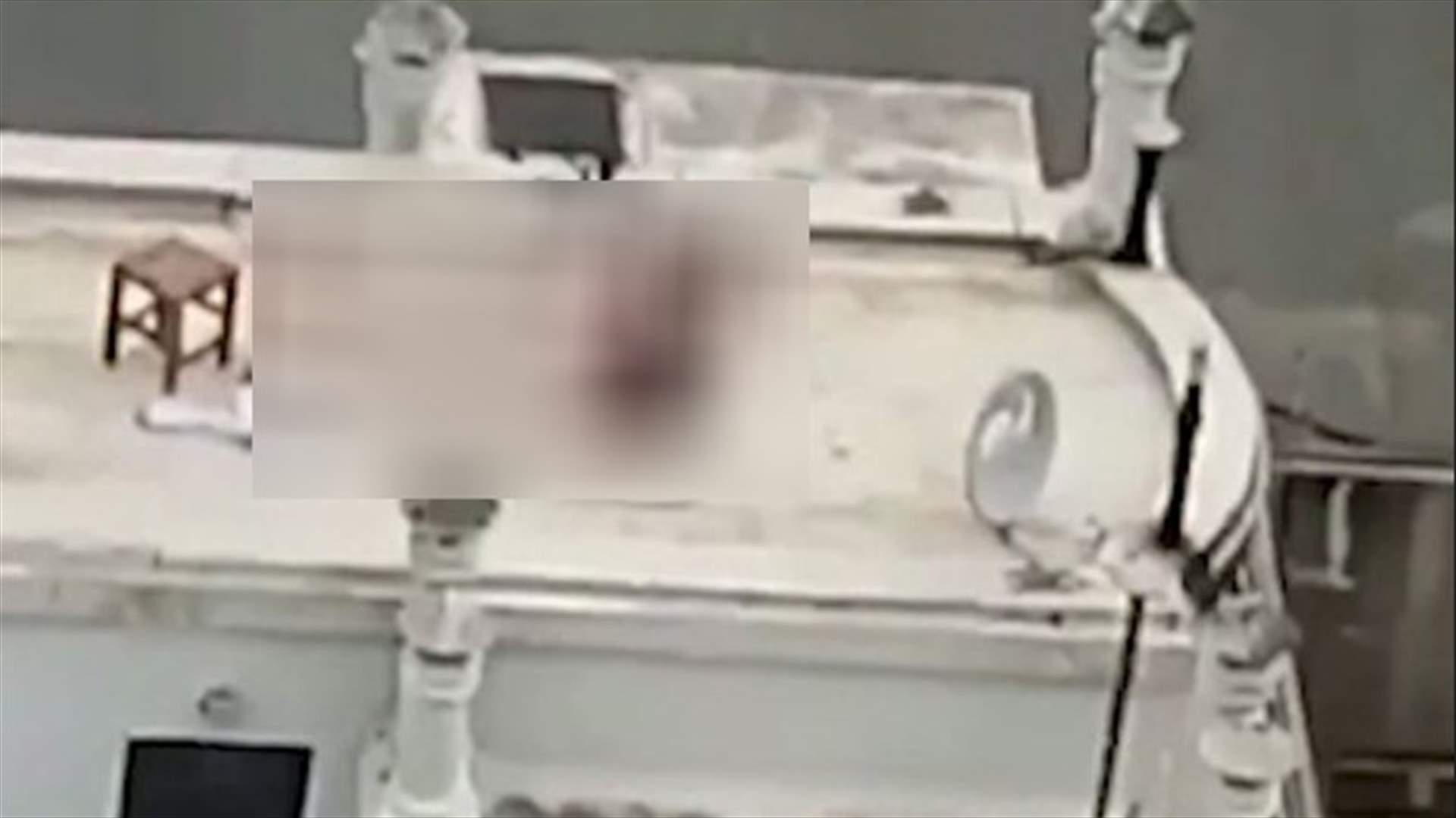 ثنائي بوضع حميم على أحد الأسطح... وهذا ما فعله الرجل بعد تصوير المشهد!