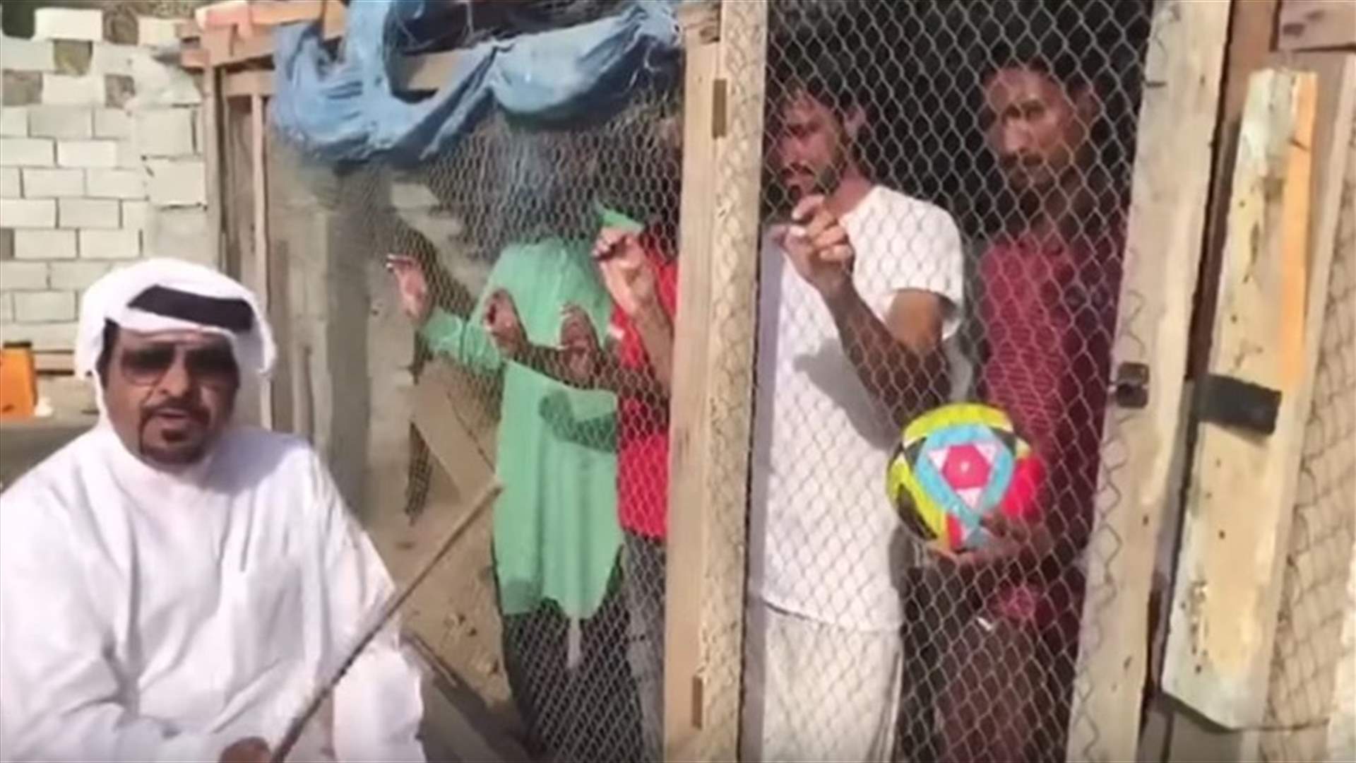 فيديو لعربي سجن مجموعة عمال داخل "قن دجاج" يفجرّ موجة غضب كبيرة