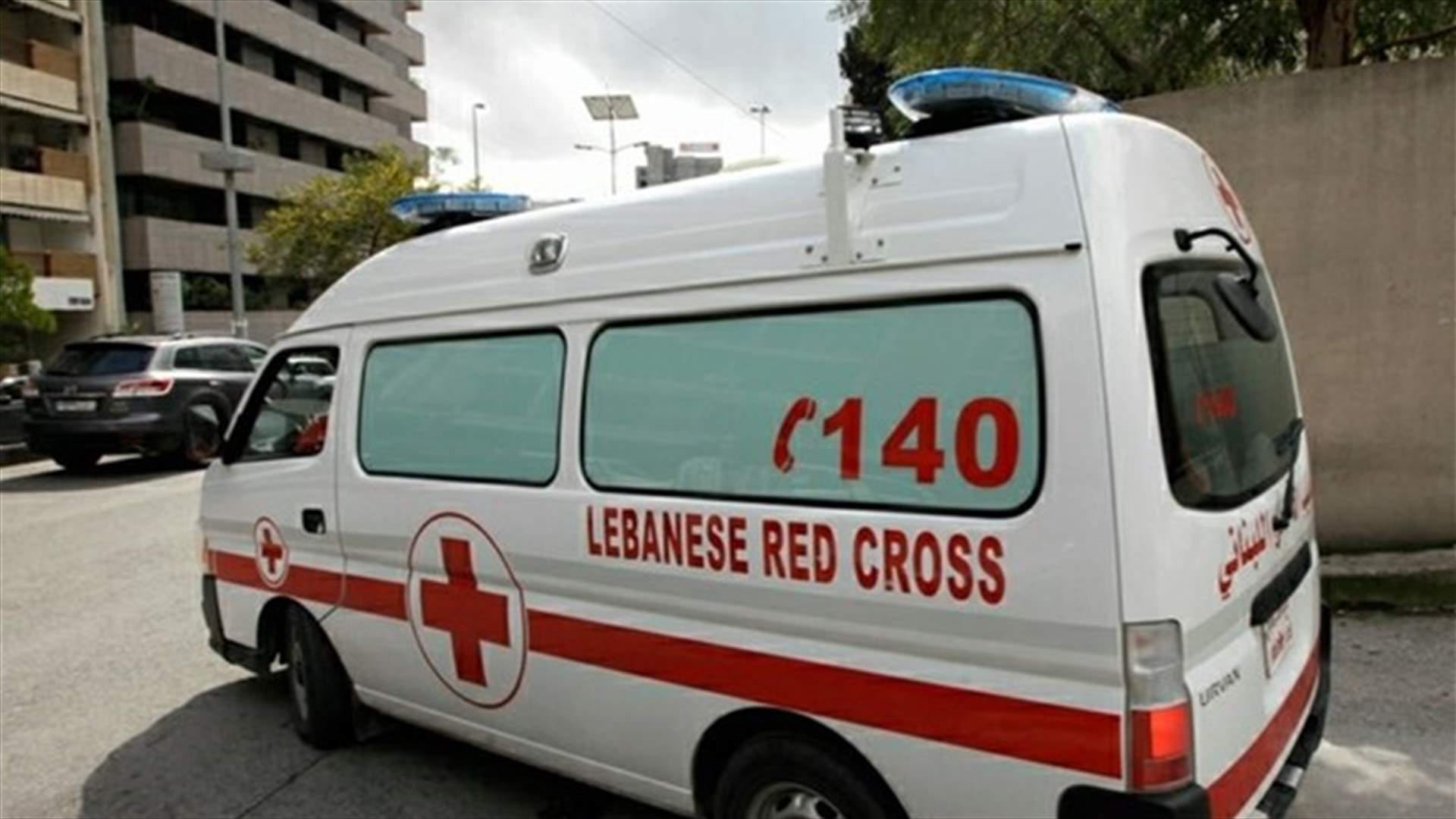 نجت بأعجوبة بعدما سقطت من الطابق الثالث