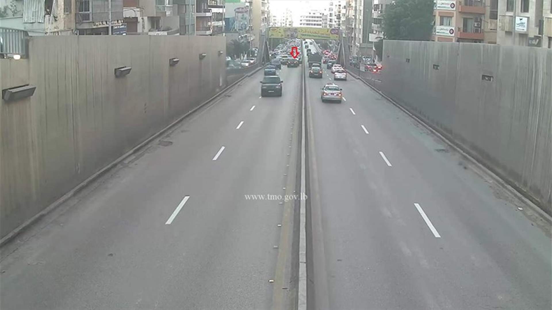 التحكم المروري: تصادم بين سيارتين على جسر الكولا باتجاه نفق سليم سلام وحركة المرور كثيفة في المحلة (صورة)