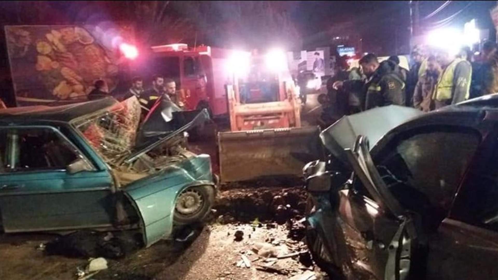 حادث سير مروع على طريق صور... قتيل و8 جرحى (صور)