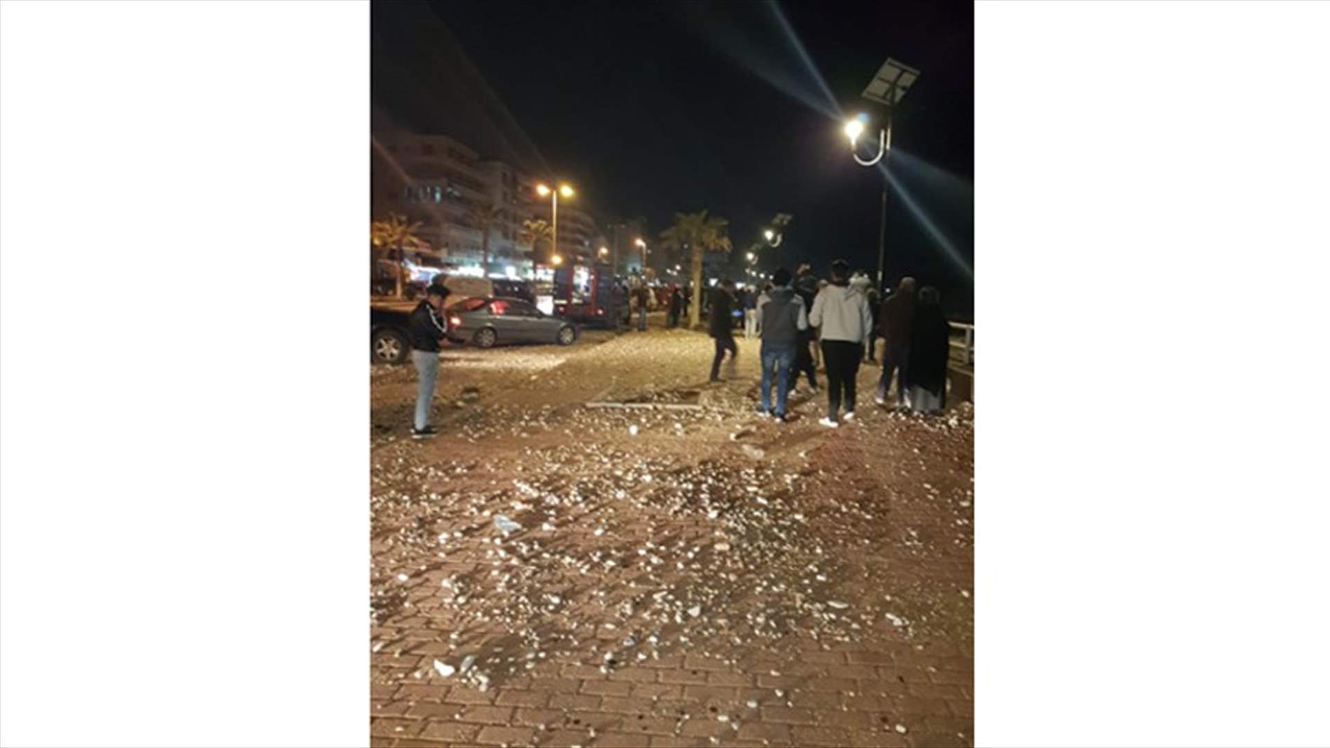 عند الكورنيش البحري لصيدا...الامواج ممزوجة بالرمال تصل الى الطريق (صور)