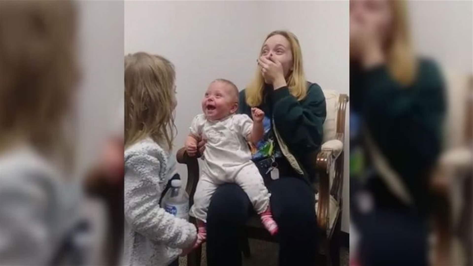 طفلة اجتاحت الانترنت بفيديو سماعها صوت شقيقتها للمرّة الأولى
