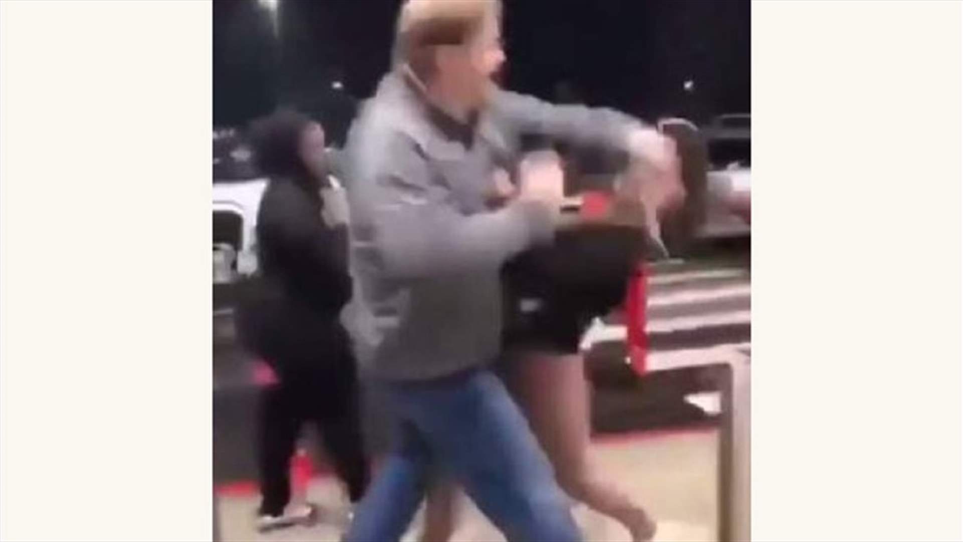 ضربة قوية من رجل أوقعت فتاة أرضاً... فيديو وثّق ماذا حصل!