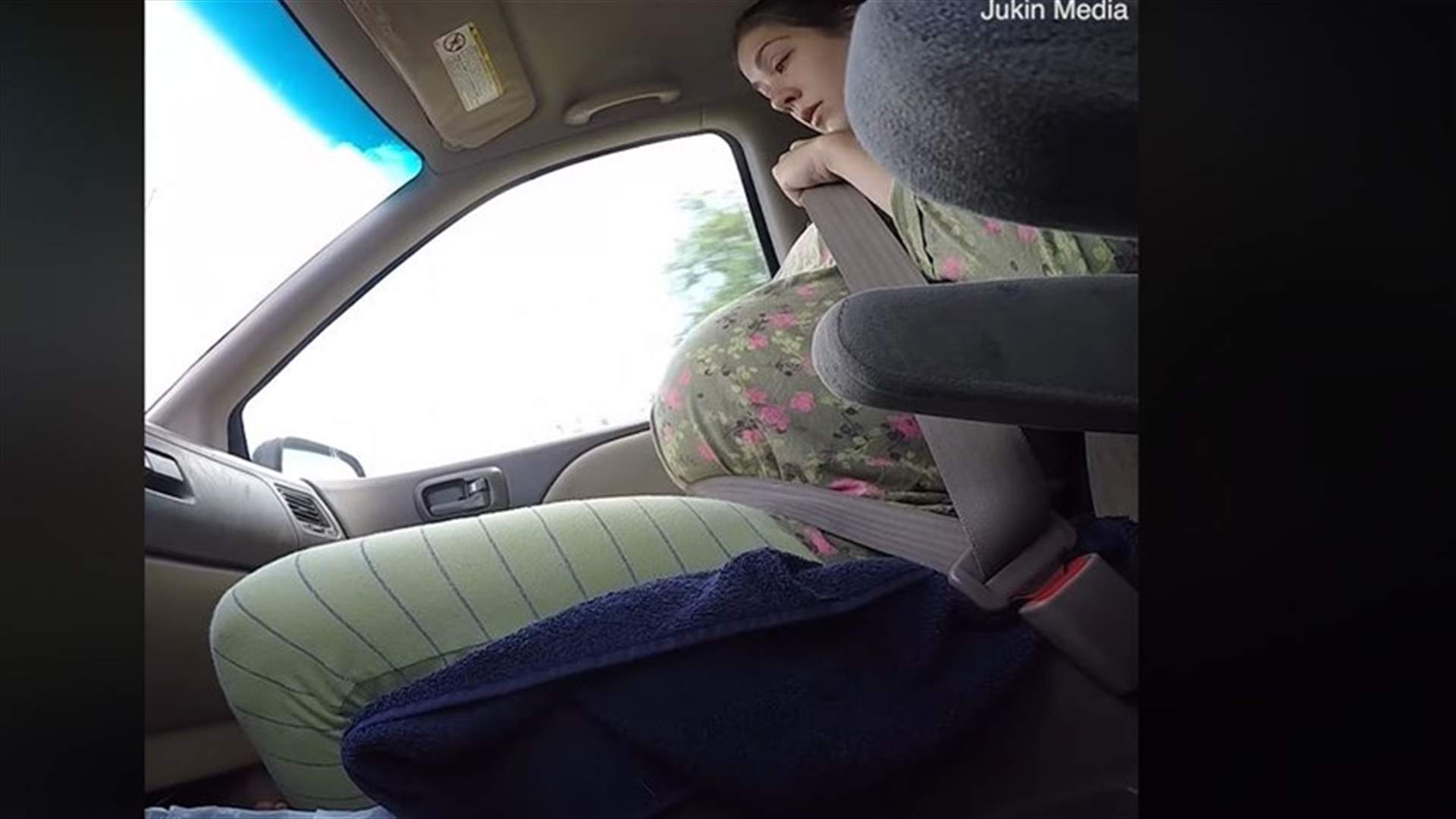 امرأة أنجبت طفلها داخل السيارة بطريقة صادمة... شاهدوا ماذا فعل الزوج