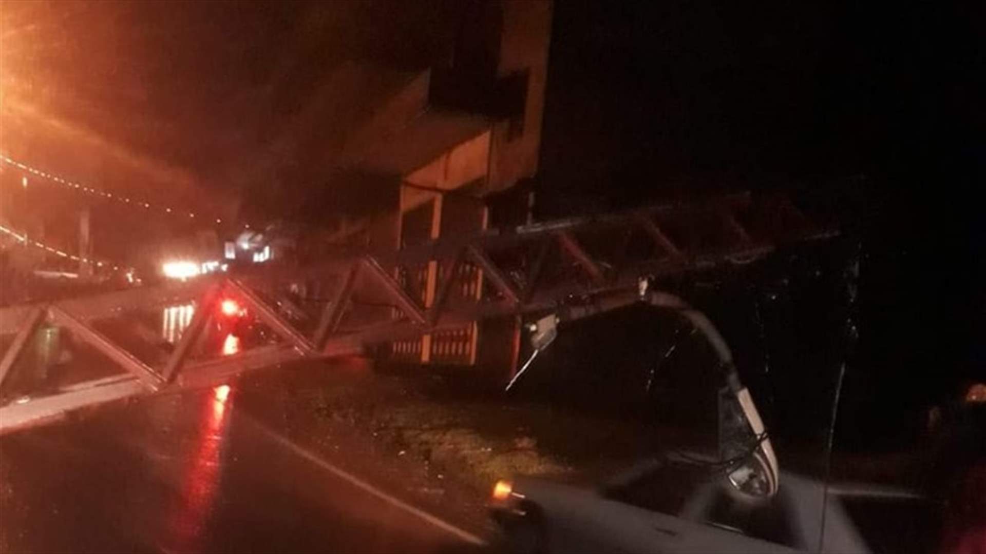 شاحنة اقتلعت عمود كهرباء في بخعون ـ الضنية (صورة)