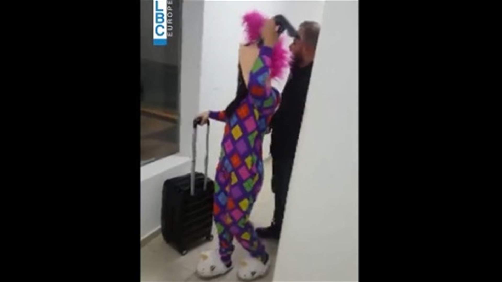 سارة أبي كنعان تصل بملابس غريبة إلى استديوهات الـ LBCI (خاص بالفيديو)