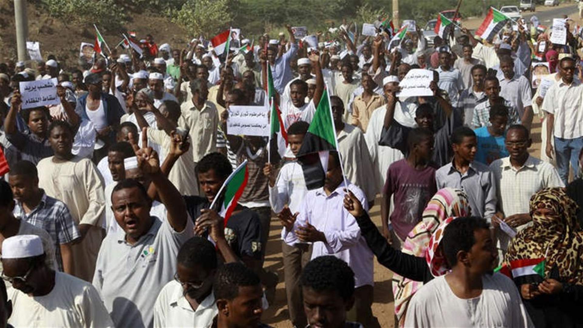 إطلاق غاز مسيل للدموع على المتظاهرين في الخرطوم