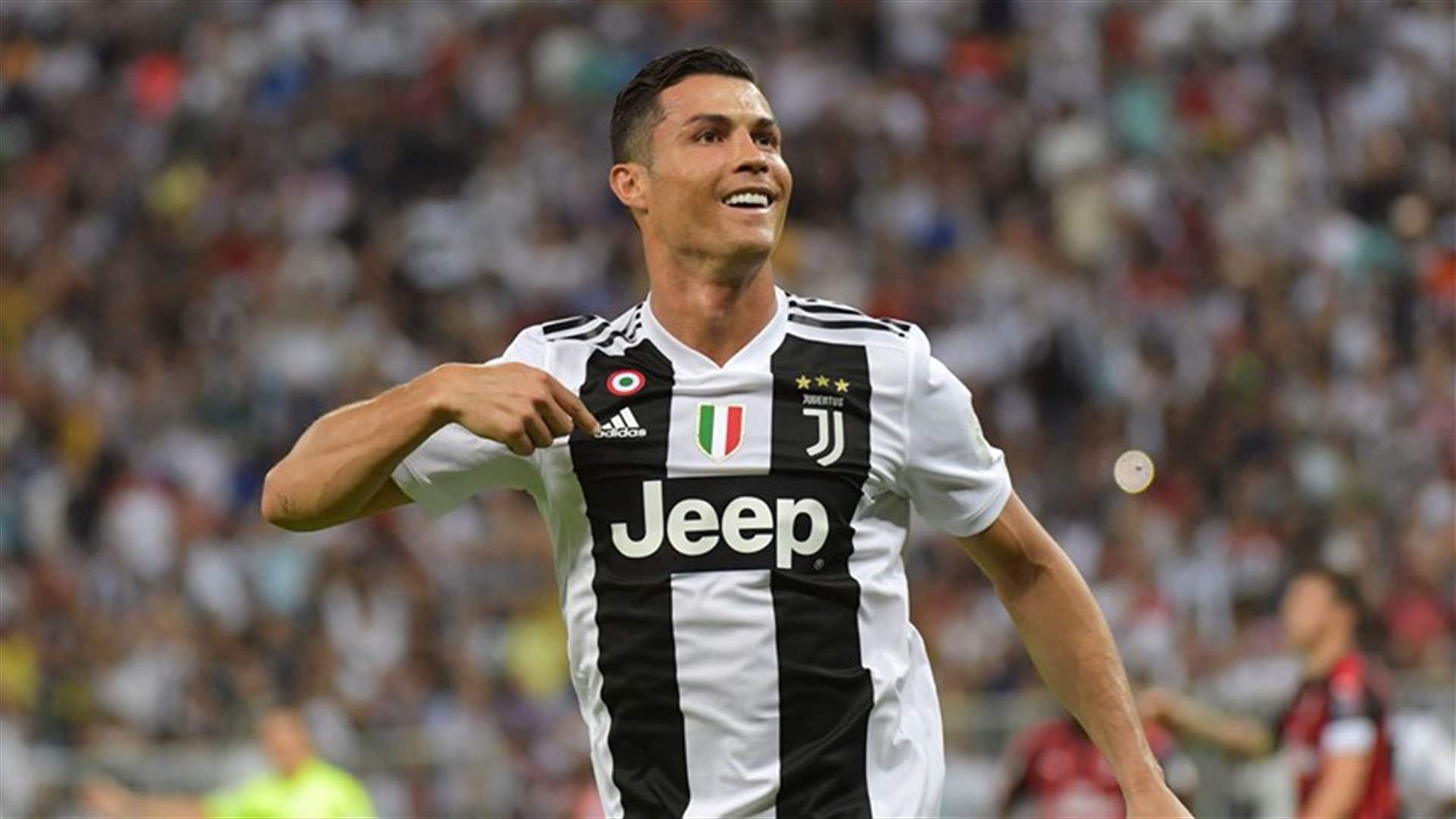 معجب يقتحم الملعب في جدّة ليسرق سيلفي مع رونالدو (فيديو)