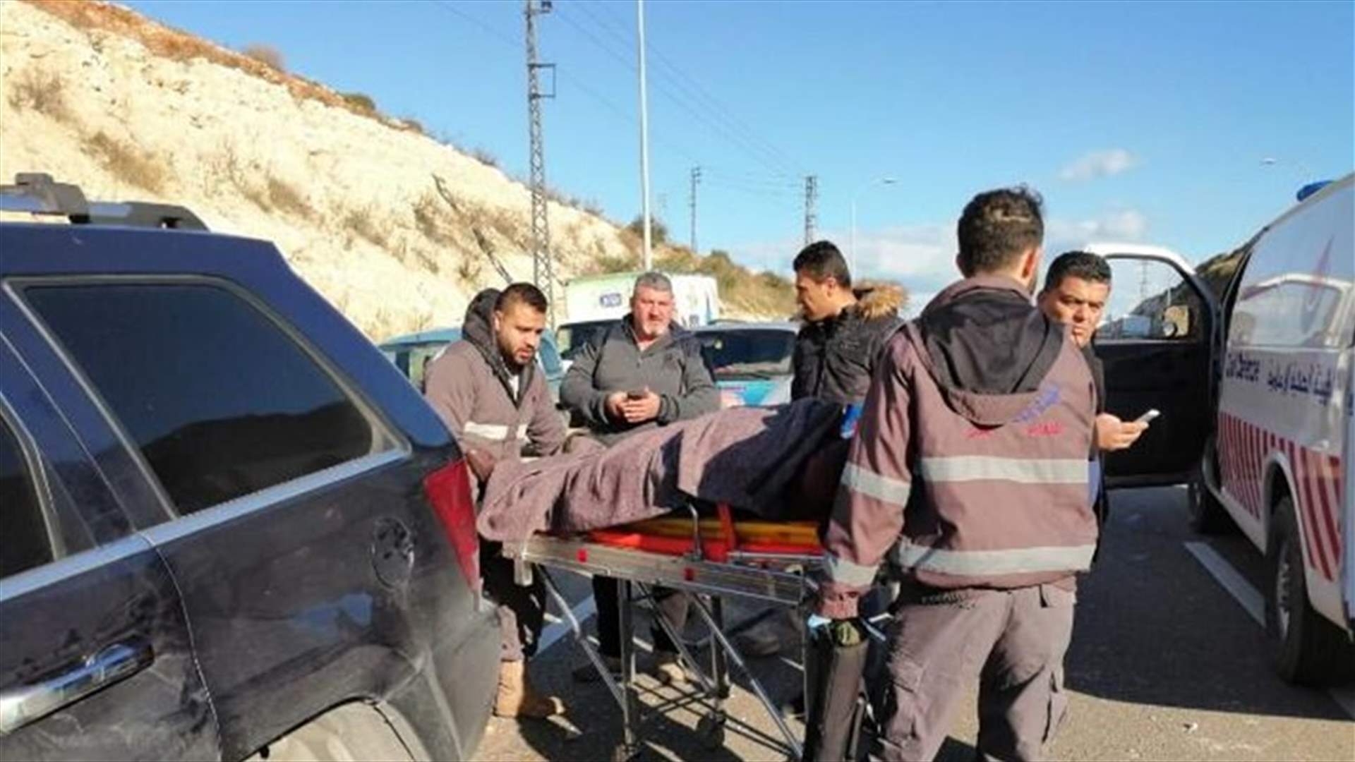 اصطدام سيارة بعوائق حديدية وانقلابها على اوتوستراد صور- صيدا (صور)