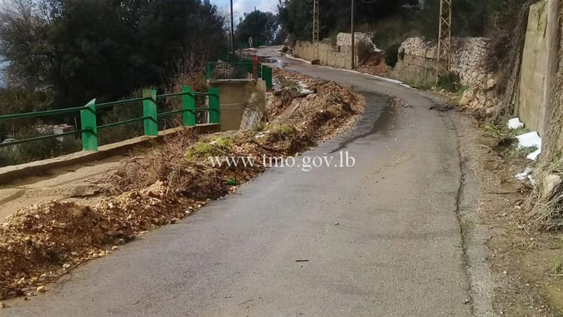 انهيار حائط على طريق عام جزين - جباع داخل بلدة زحلتي... (صور)