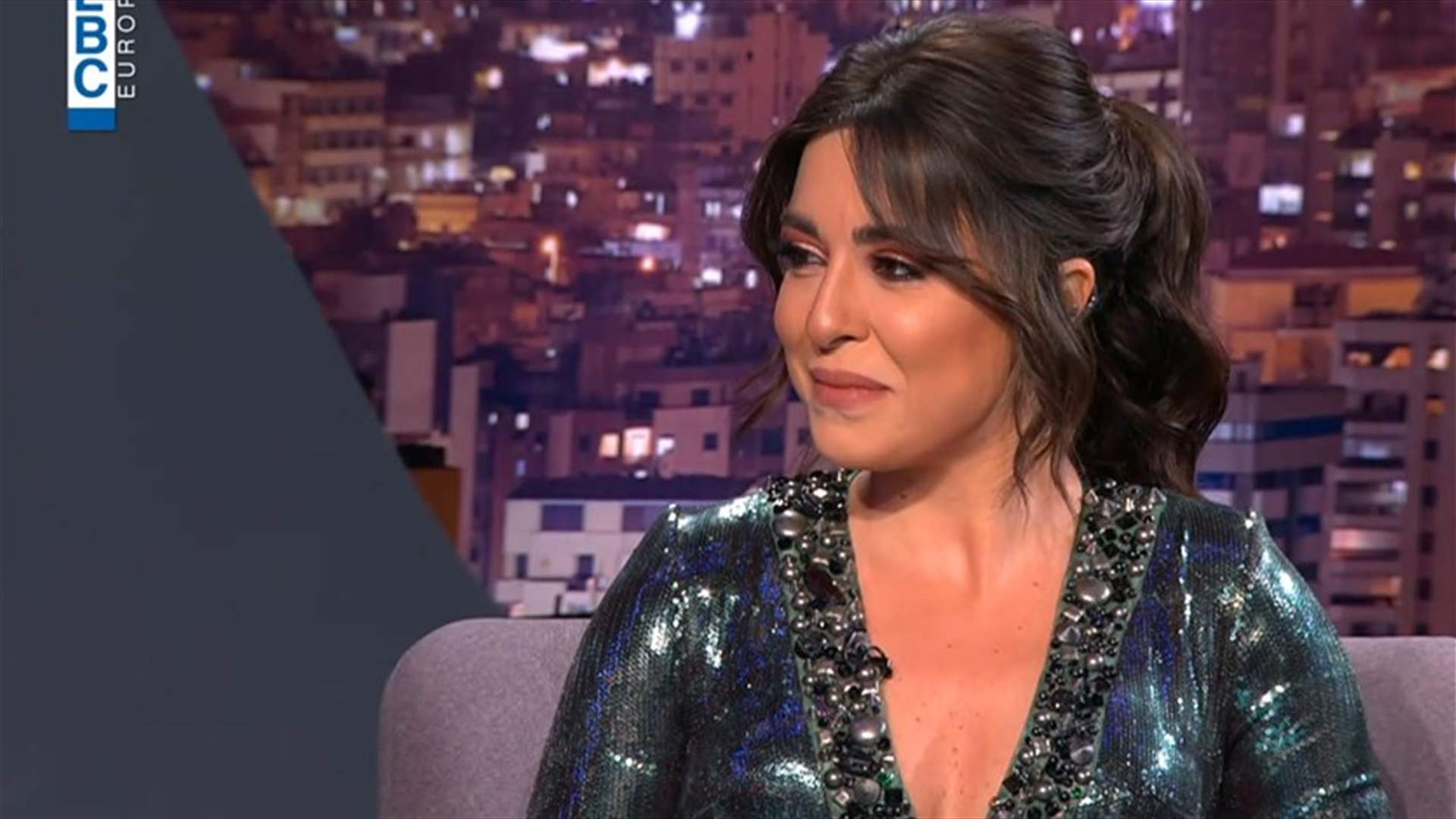 شقيقة سارة أبي كنعان تفاجئها داخل استديو لهون وبس (فيديو)
