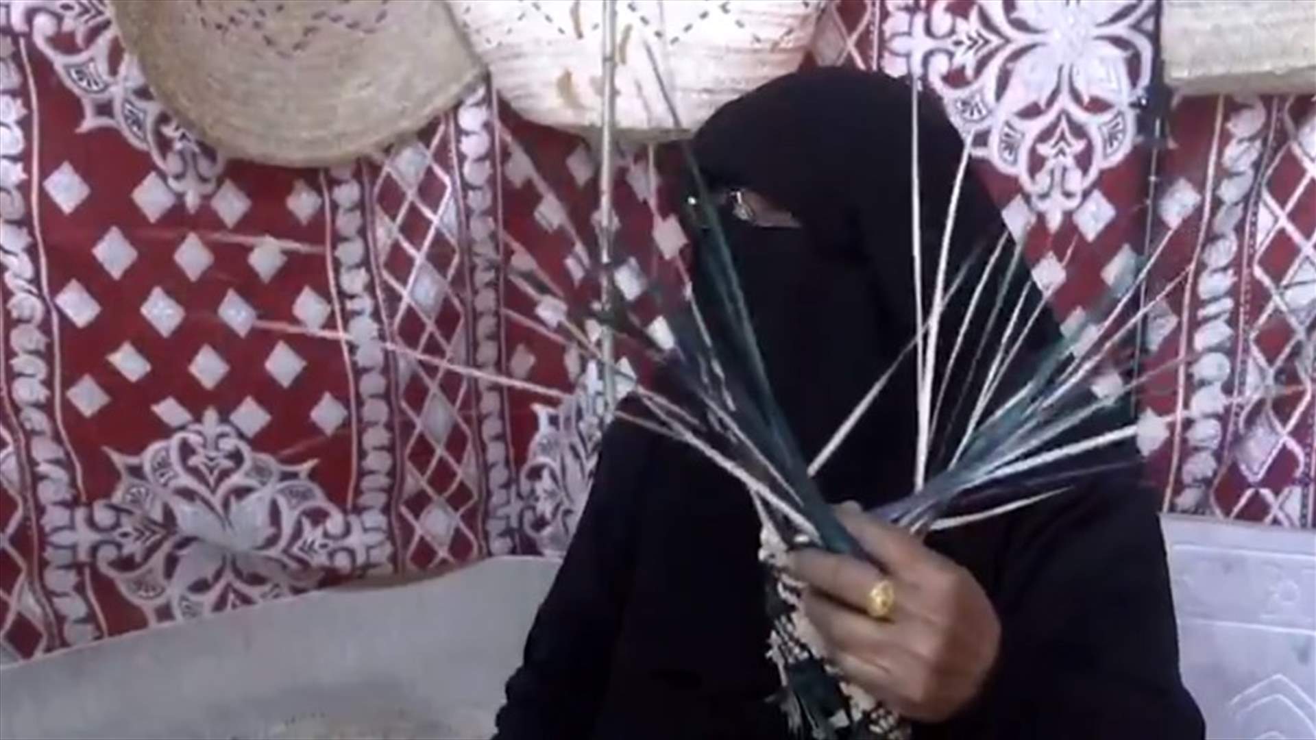 فيديو من العلا... هكذا تُحول سلمى جريد النخل إلى تحف فنية