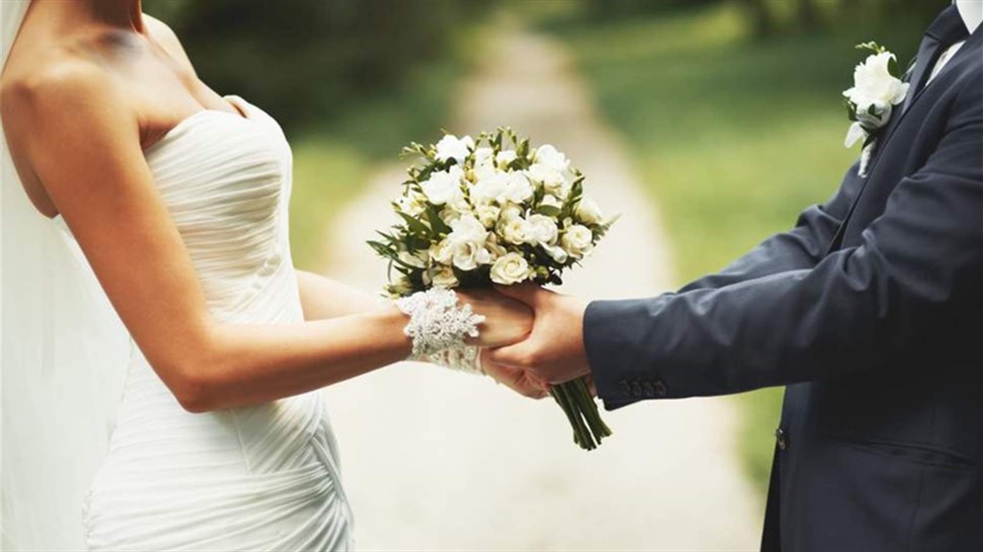 رجل يتعرّض لموقف حرج... فيلم إباحي على هاتفه في حفل زفاف!