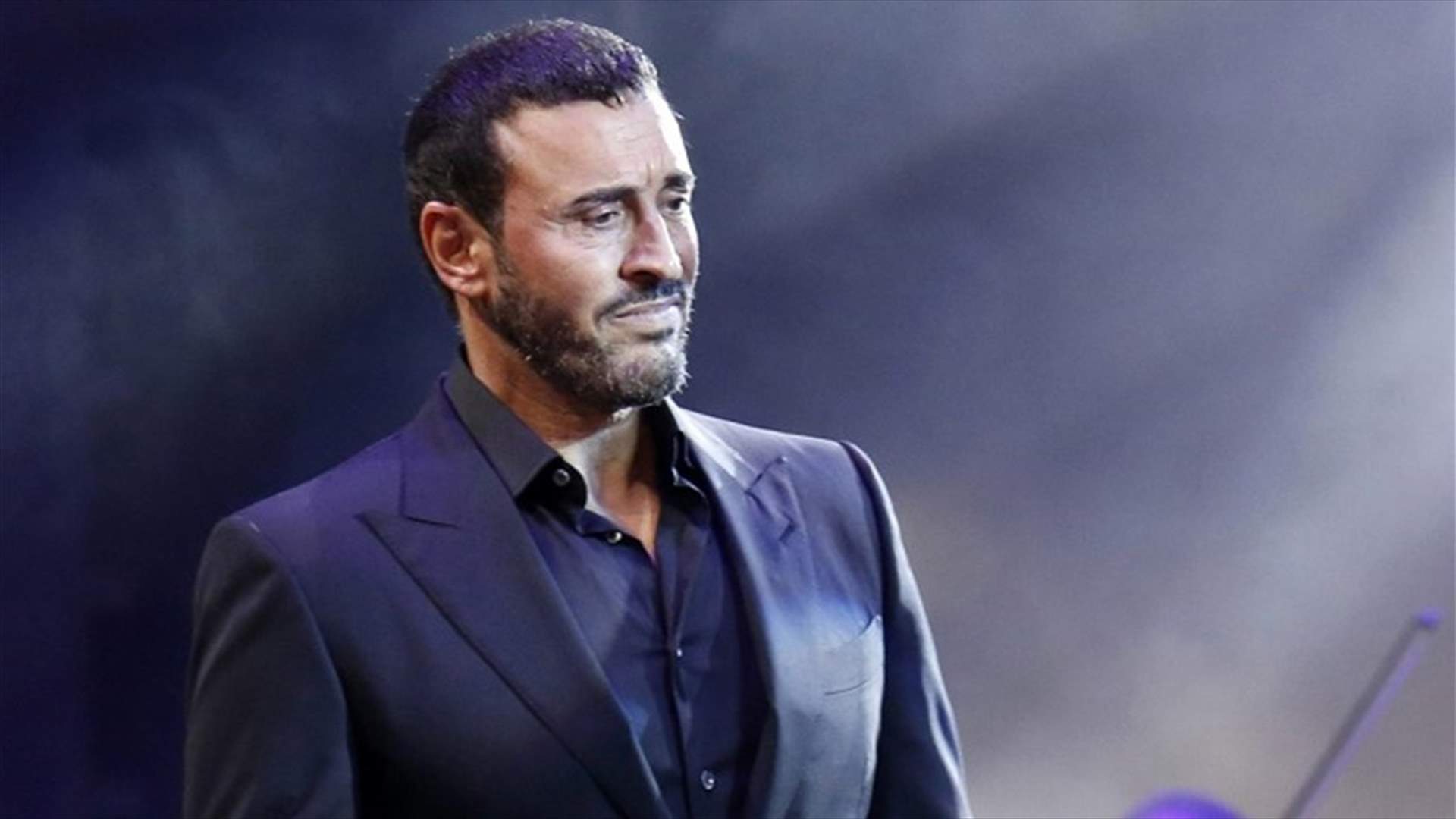 فيديو جديد لكاظم الساهر بعد احتضانه معجبة... يرقص الدبكة على المسرح
