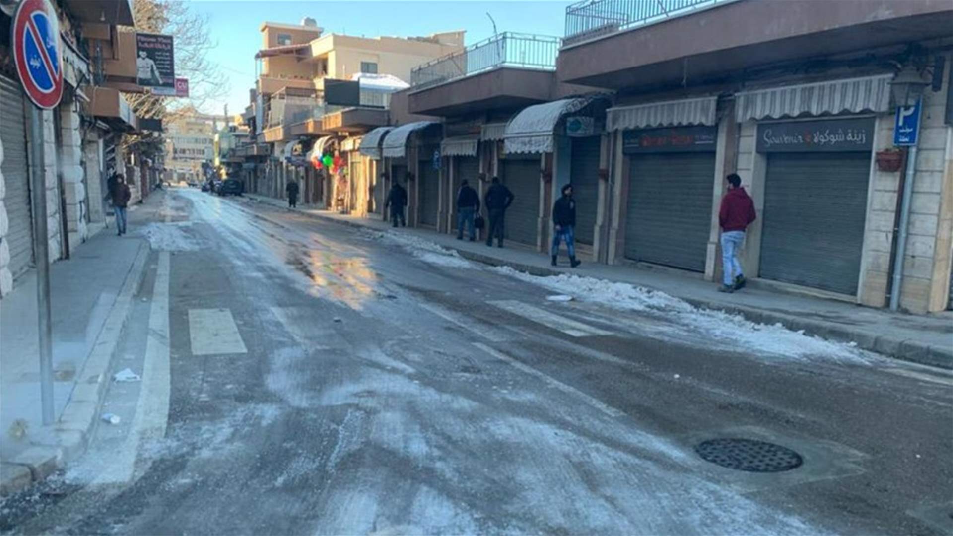 الجليد يغطي شوارع بعلبك