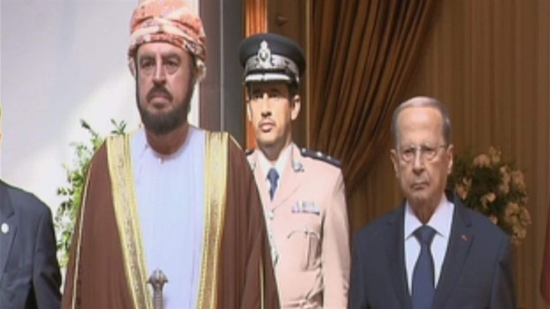 الرئيس عون يستقبل الممثل الشخصي لسلطان عمان في المطار (صور)