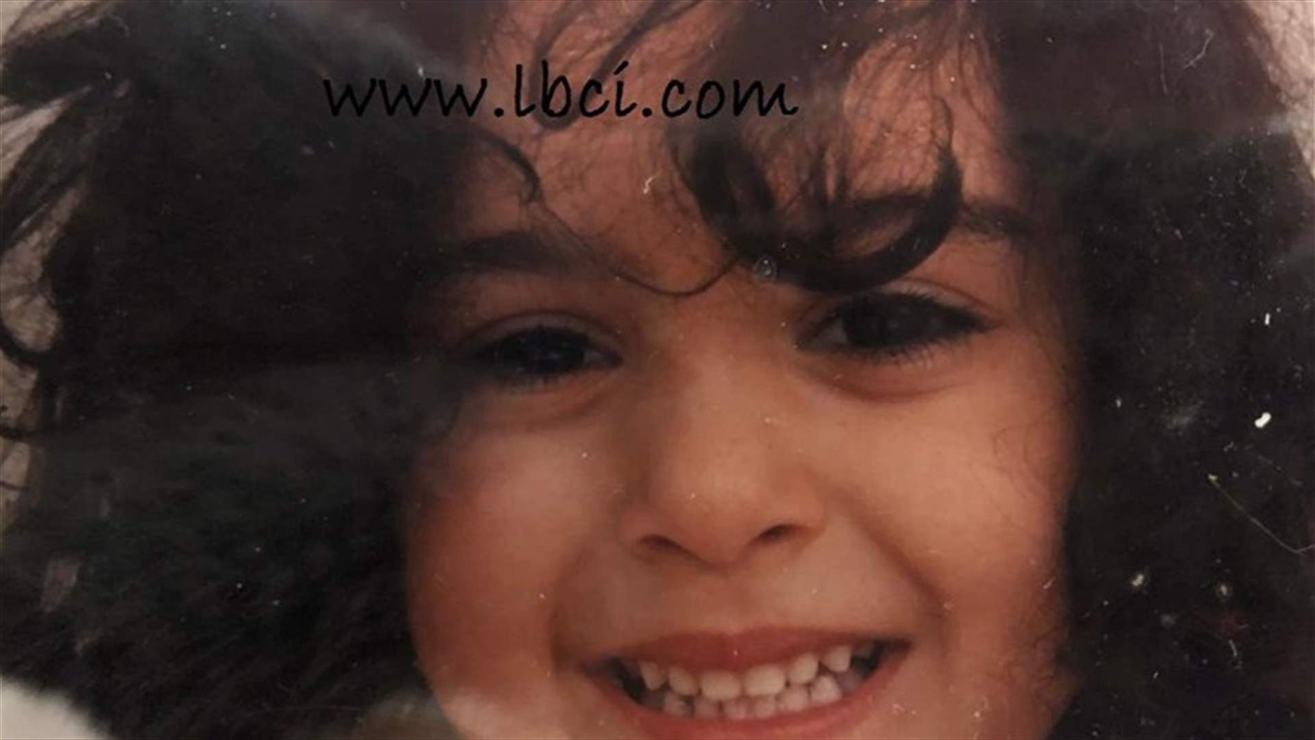 هذه الطفلة أصبحت ممثلة لبنانية شهيرة.. خمّنوا من هي؟ (خاص)