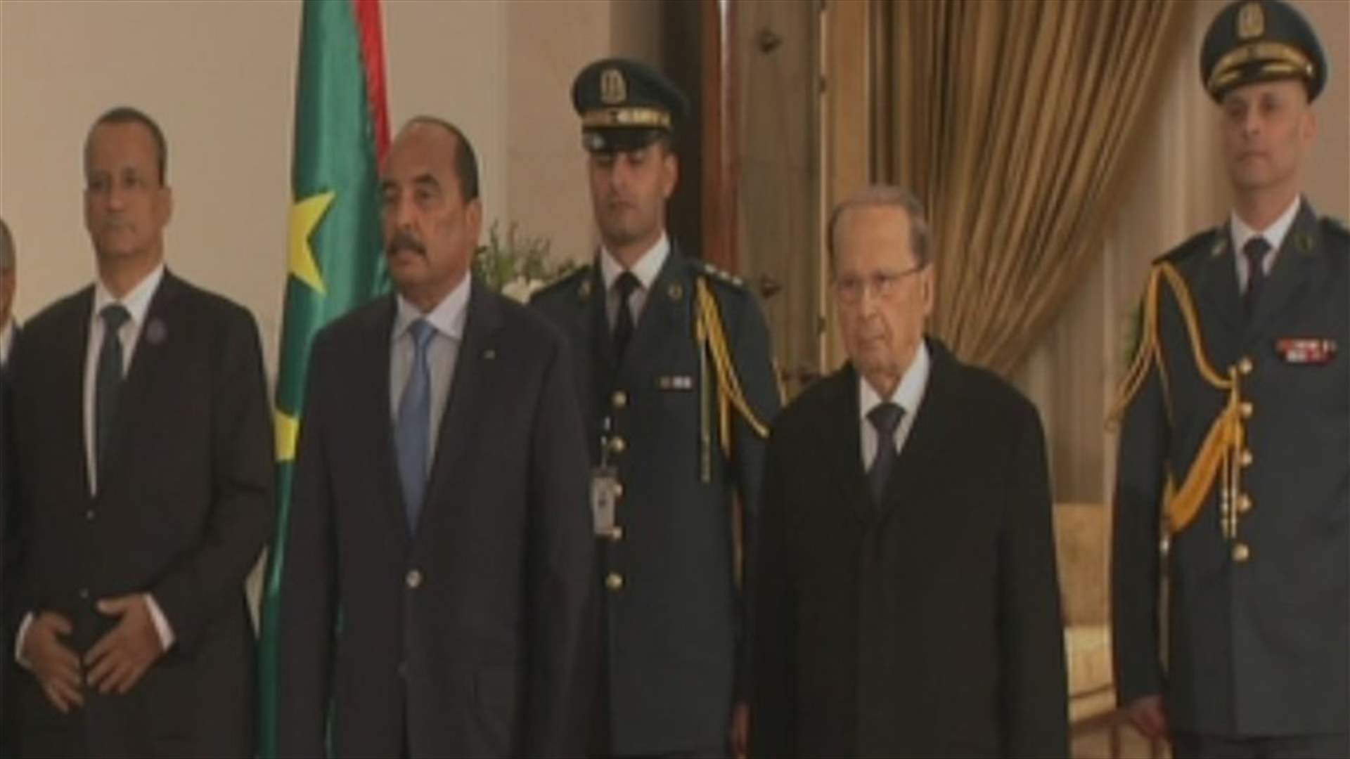 عون يستقبل الرئيس الموريتاني في المطار (صور)