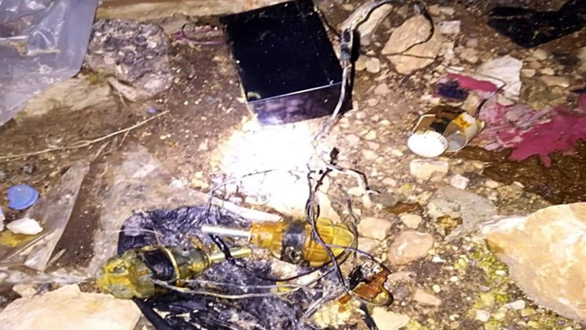 قنبلتان وبطارية وأسلاك كهربائية داخل كيس في منطقة المصنع