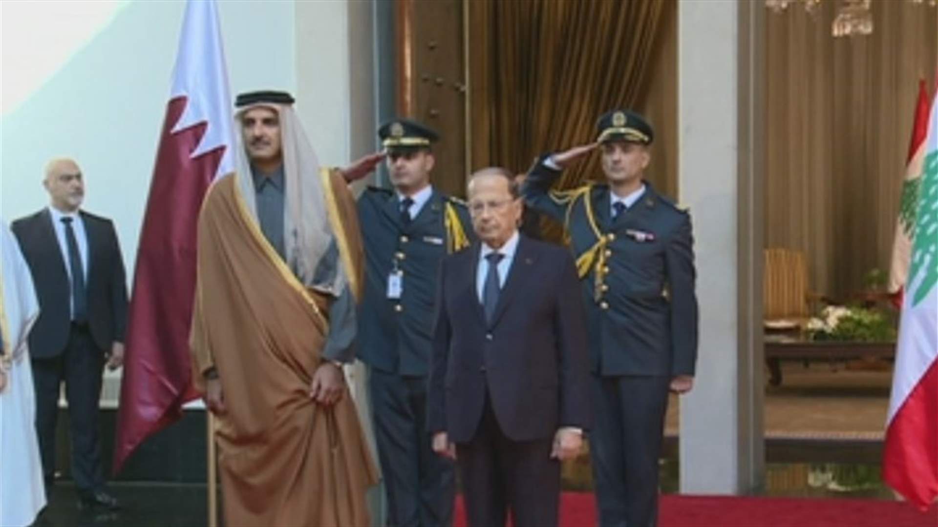 الرئيس عون وأمير قطر انتقلا بذات السيارة الى مكان انعقاد القمة... بعد استقبال رسمي في المطار