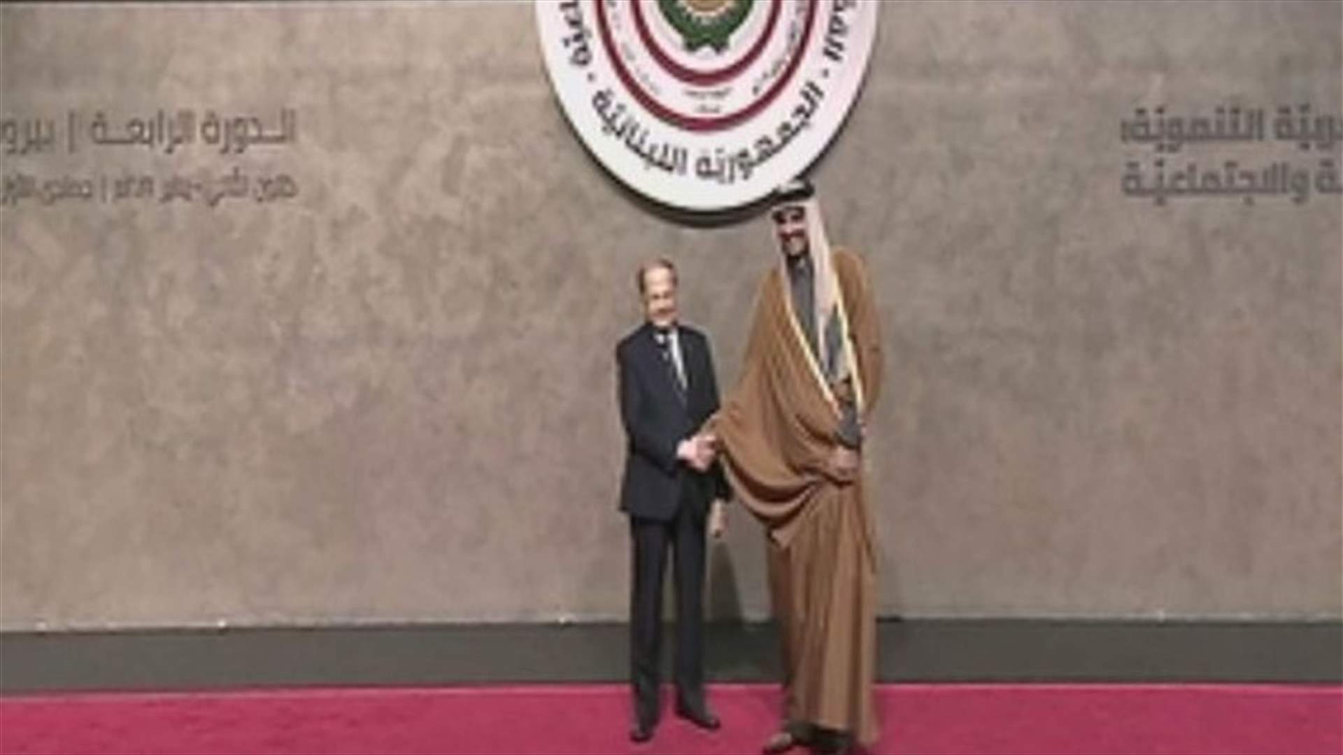 أمير قطر غادر بعد مشاركته في الجلسة الافتتاحية للقمة الاقتصادية كما كان مقررا