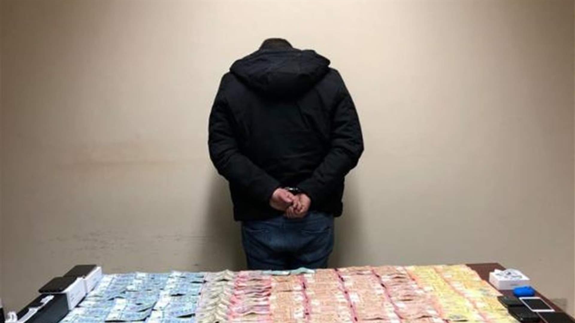 ألقي القبض عليه لقيامه بعمليات سرقة... وهكذا كان يدخل المحال التجارية (صورة)
