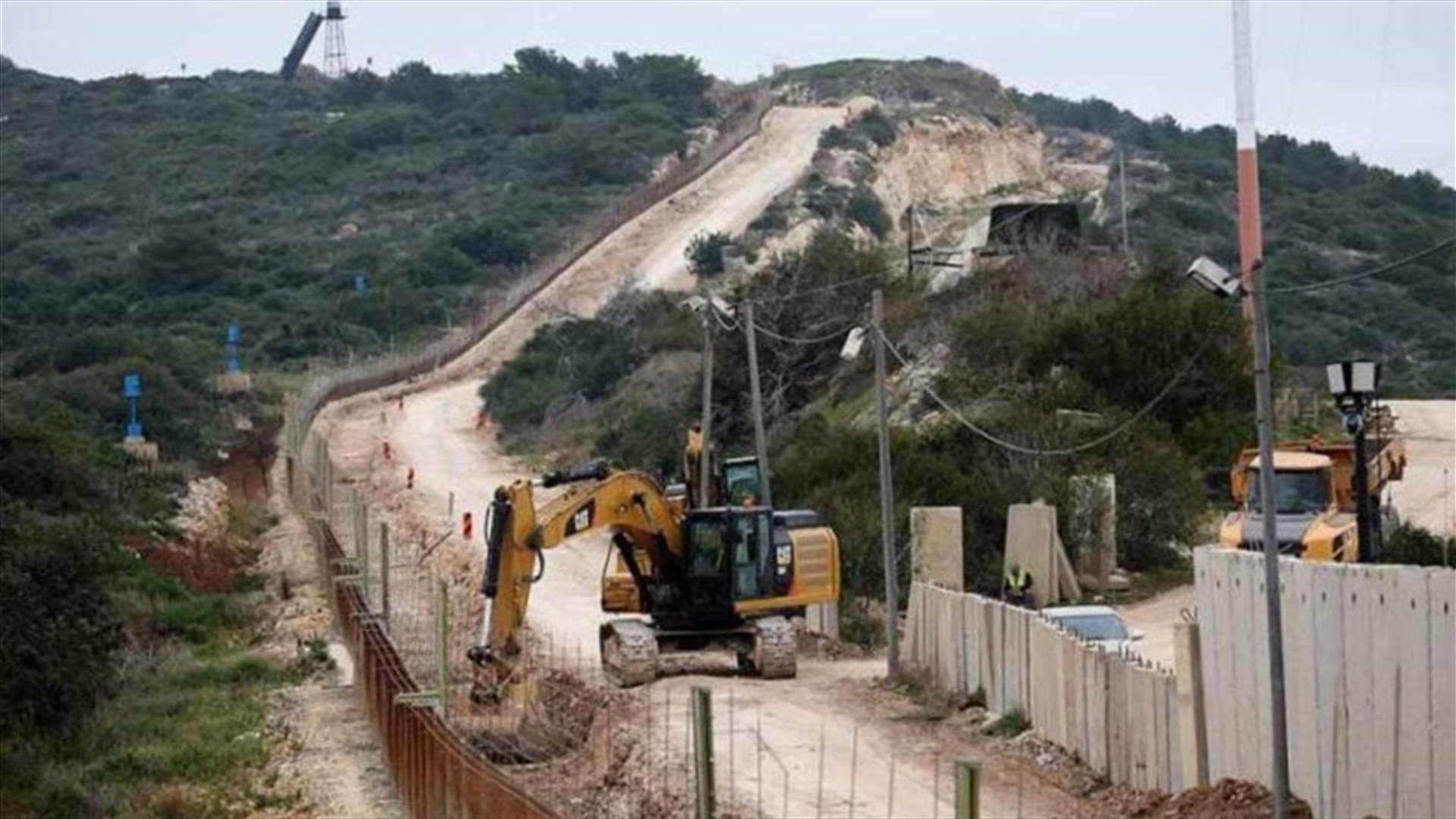 الجيش الاسرائيلي استأنف أعمال الحفر وتركيب البلوكات الاسمنتية على الحدود الجنوبية