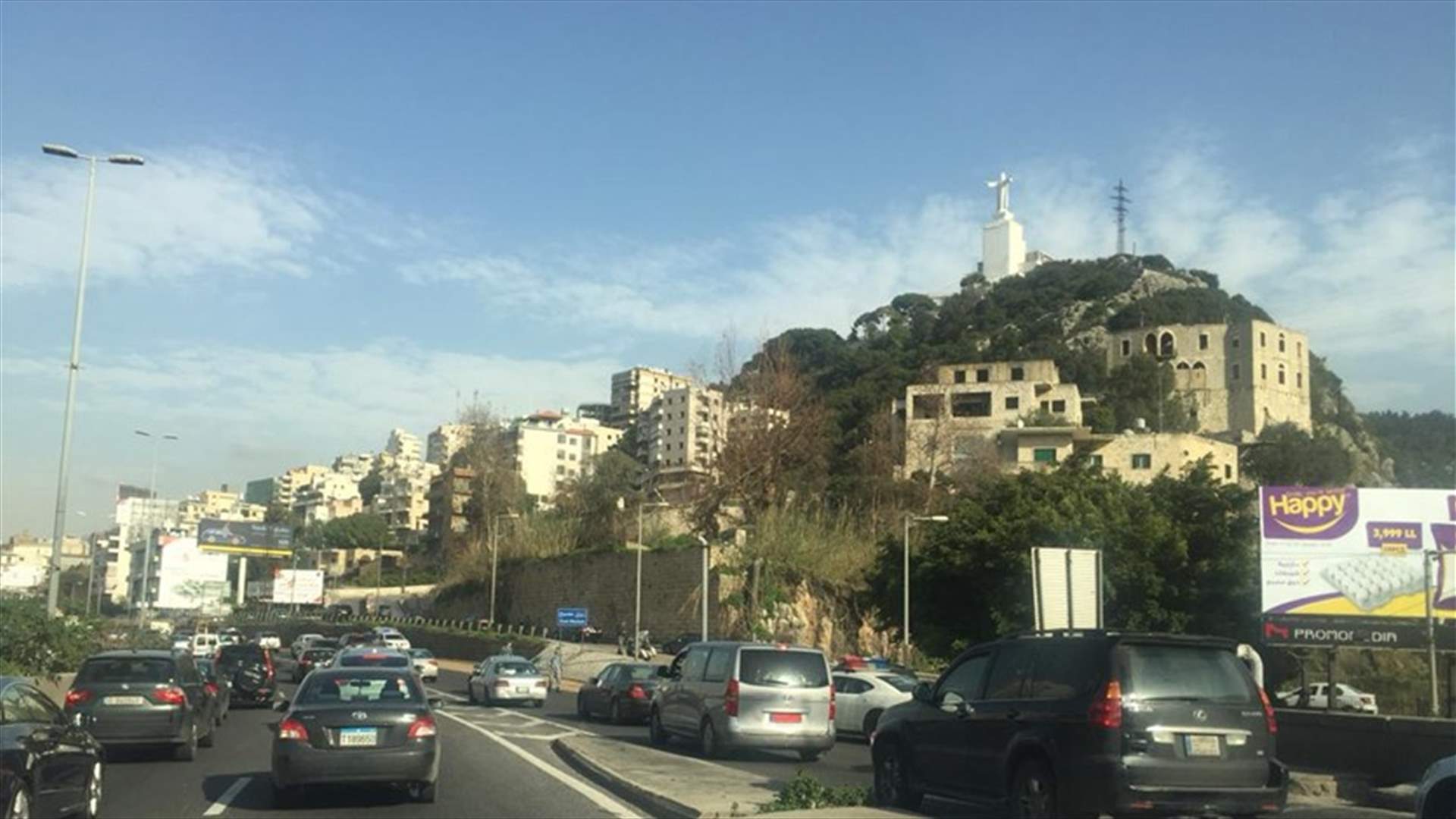 زحمة سير من نهر الكلب باتجاه ذوق مكايل بسبب معالجة زيوت على الاوتوستراد (صوَر)