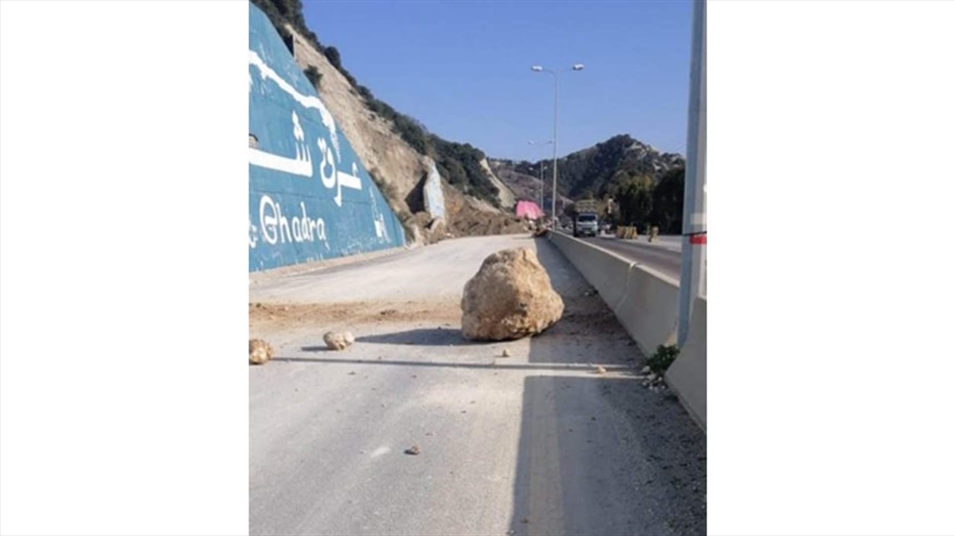 تدحرج صخرة على أوتوستراد شكا - البترون (صورة)