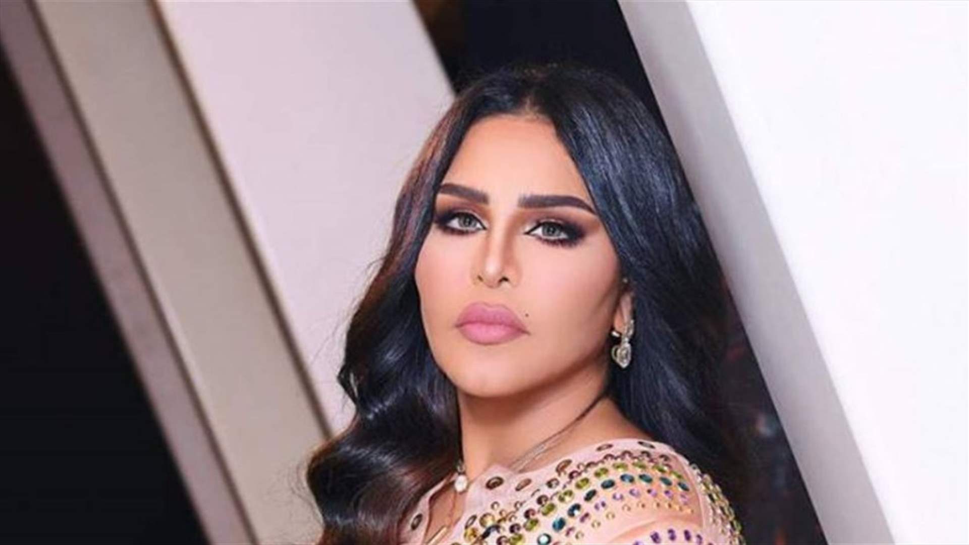 أحلام الشامسي تُثير الضجة بحركاتها مع زوجها (فيديو)