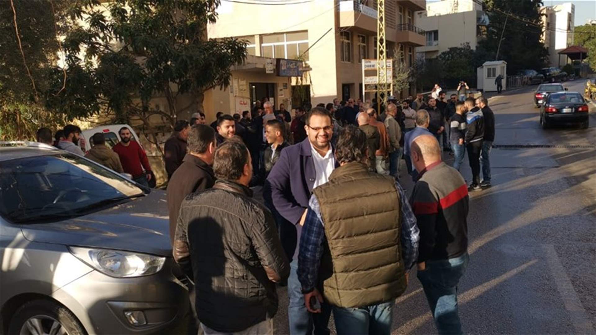 تجمّع عدد من مناصري ارسلان أمام قصر العدل في بعبدا قبيل جلسة الاستماع إليه في حادثة الشويفات (صورة)