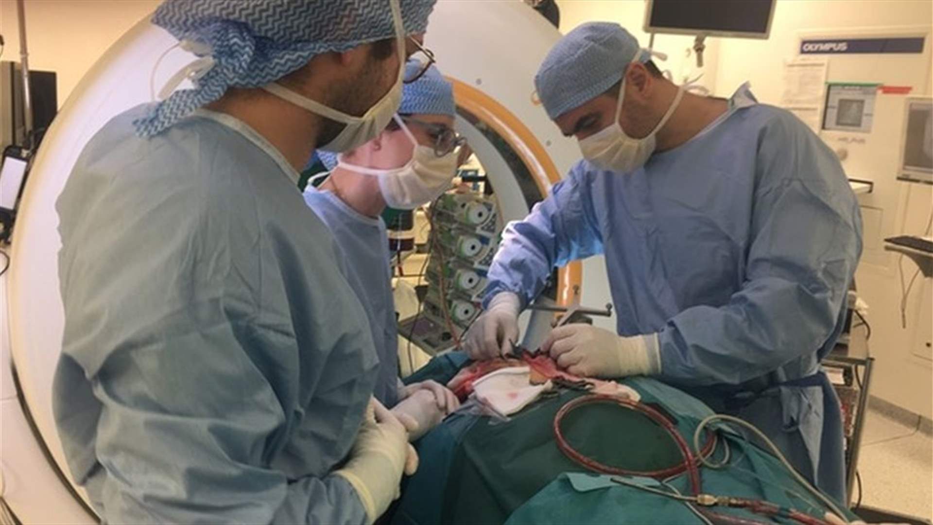 الطبيب اللبناني إيلي شوفاني ينقذ طفلاً من الشلل في عملية جراحية هي الأولى في فرنسا والعالم