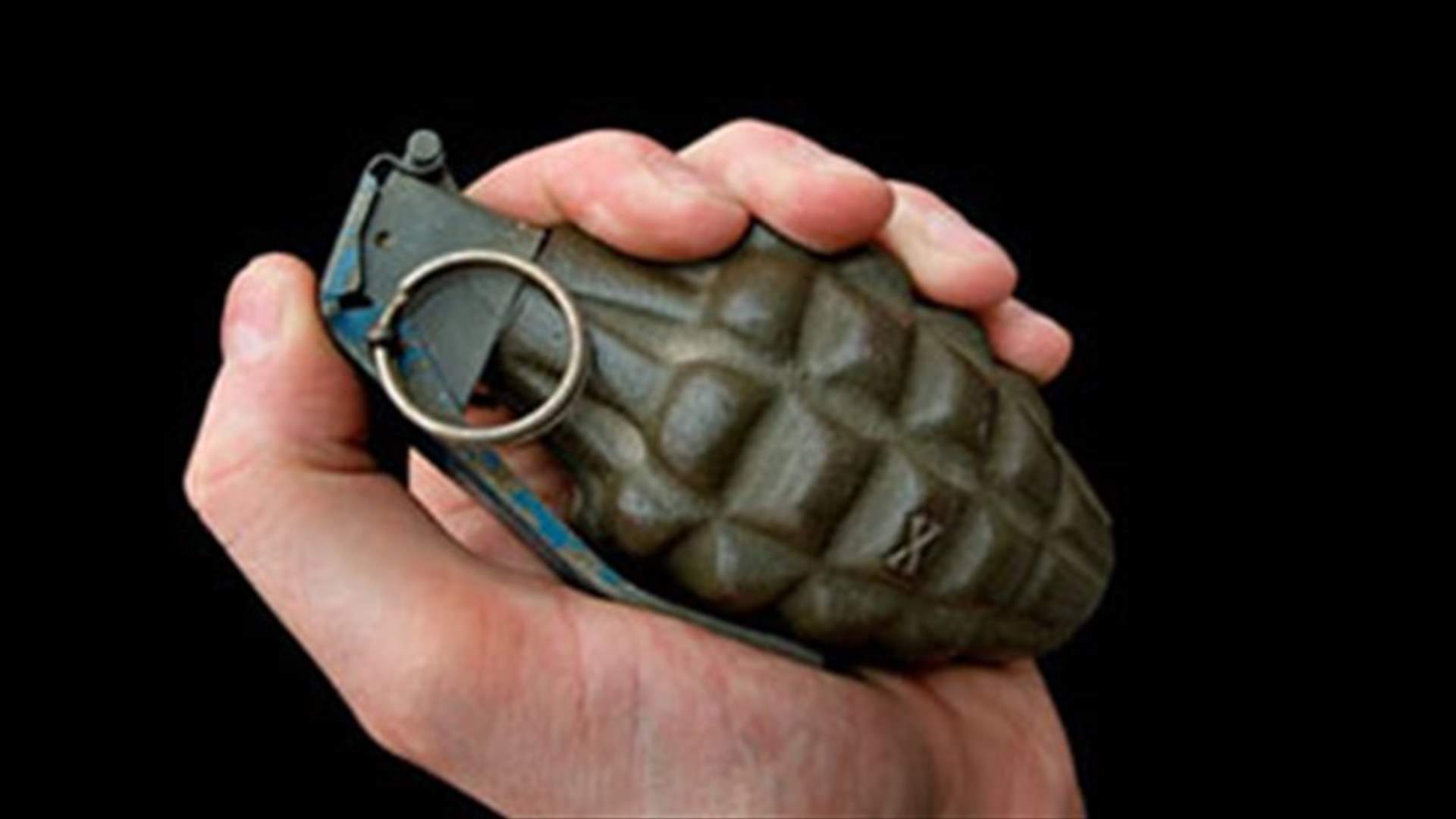 تهديد بقنبلة في حقيبة ابن فنان شهير وهكذا تمّ إعتقاله في مطار لندن!