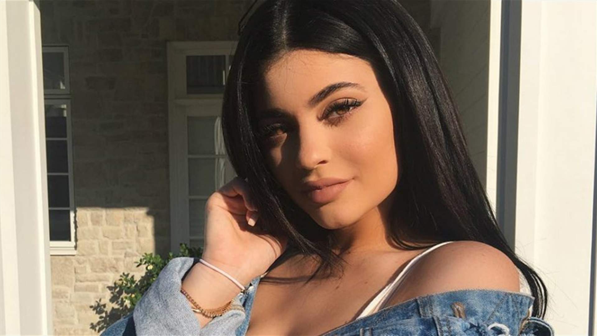 كايلي جينير في جلسة تصوير مثيرة بلباس السباحة (صور)