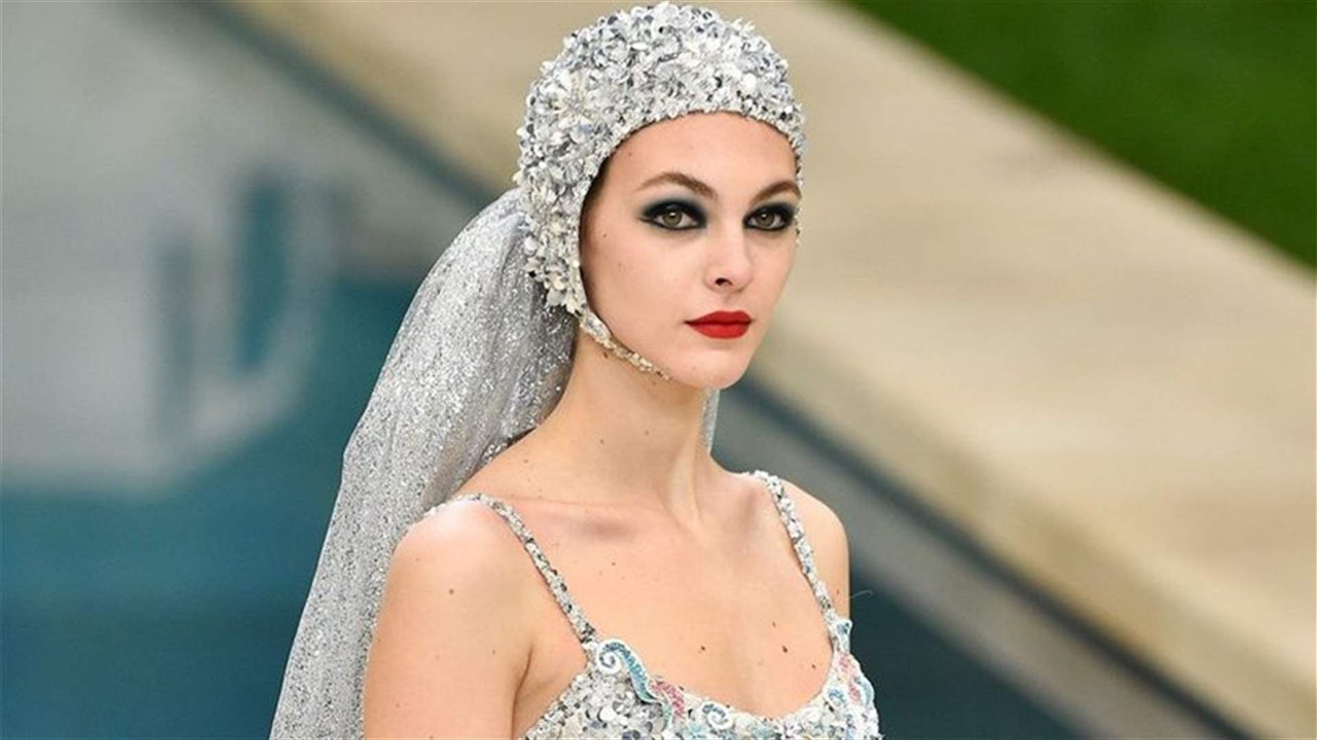 عروس شانيل جريئة للغاية... تصميم لا يُشبه فساتين الزفاف (صورة)