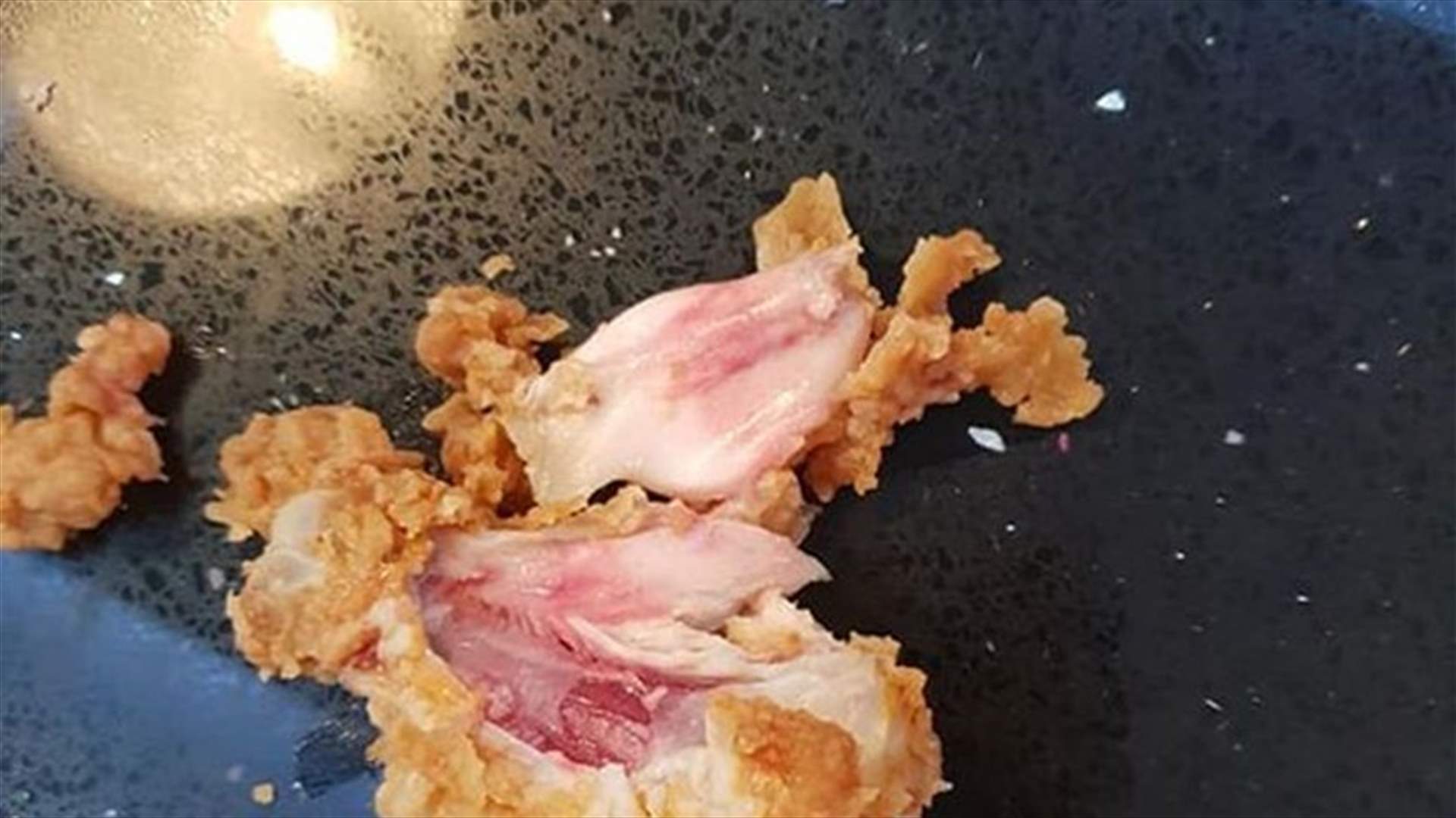 دجاج "فاسد" في وجبة طعام سيّدة بريطانية... كيف برّر المطعم؟