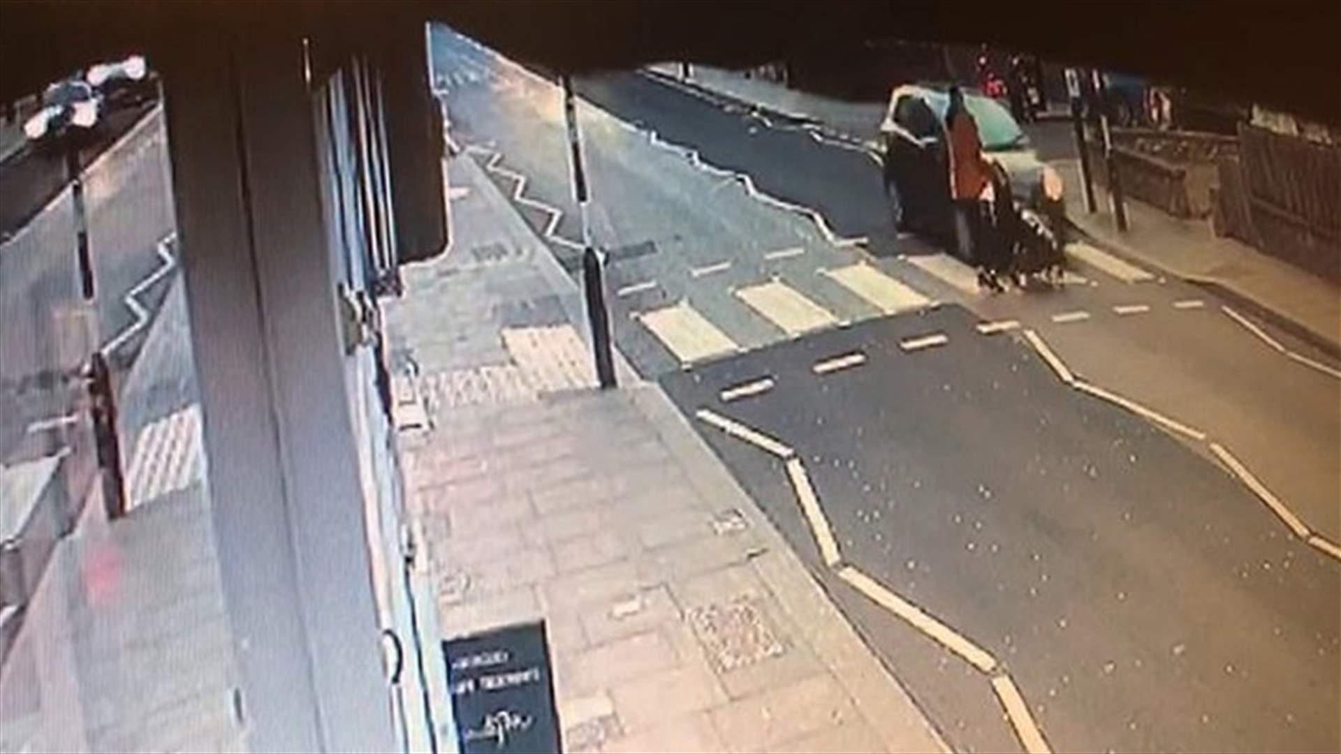 سيارة ضربت عربة فيها طفل على الطريق... مشهد "يوقف القلب"
