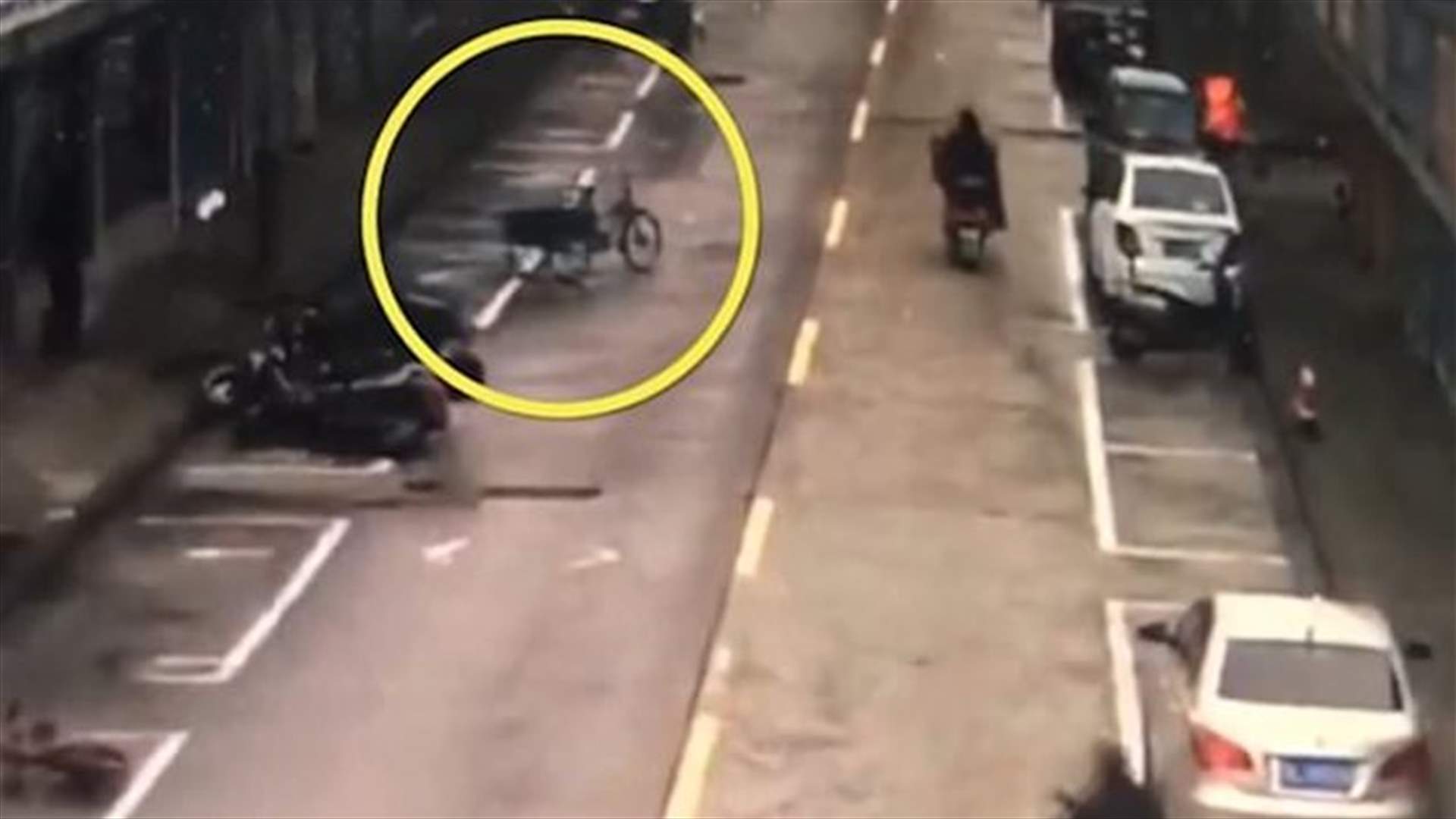 دراجة ثلاثية العجلات تتحرك من دون سائق (فيديو)