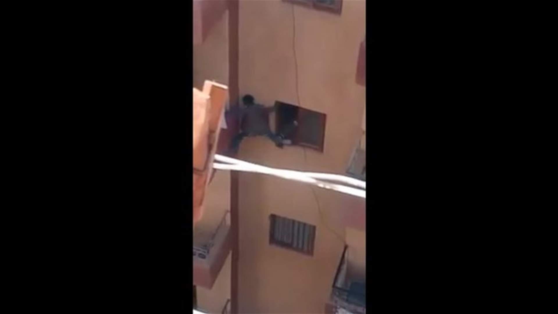 أم أثارت غضب مستخدمي الانترنت... خاطرت بحياة طفلها بسبب المفتاح! (فيديو)