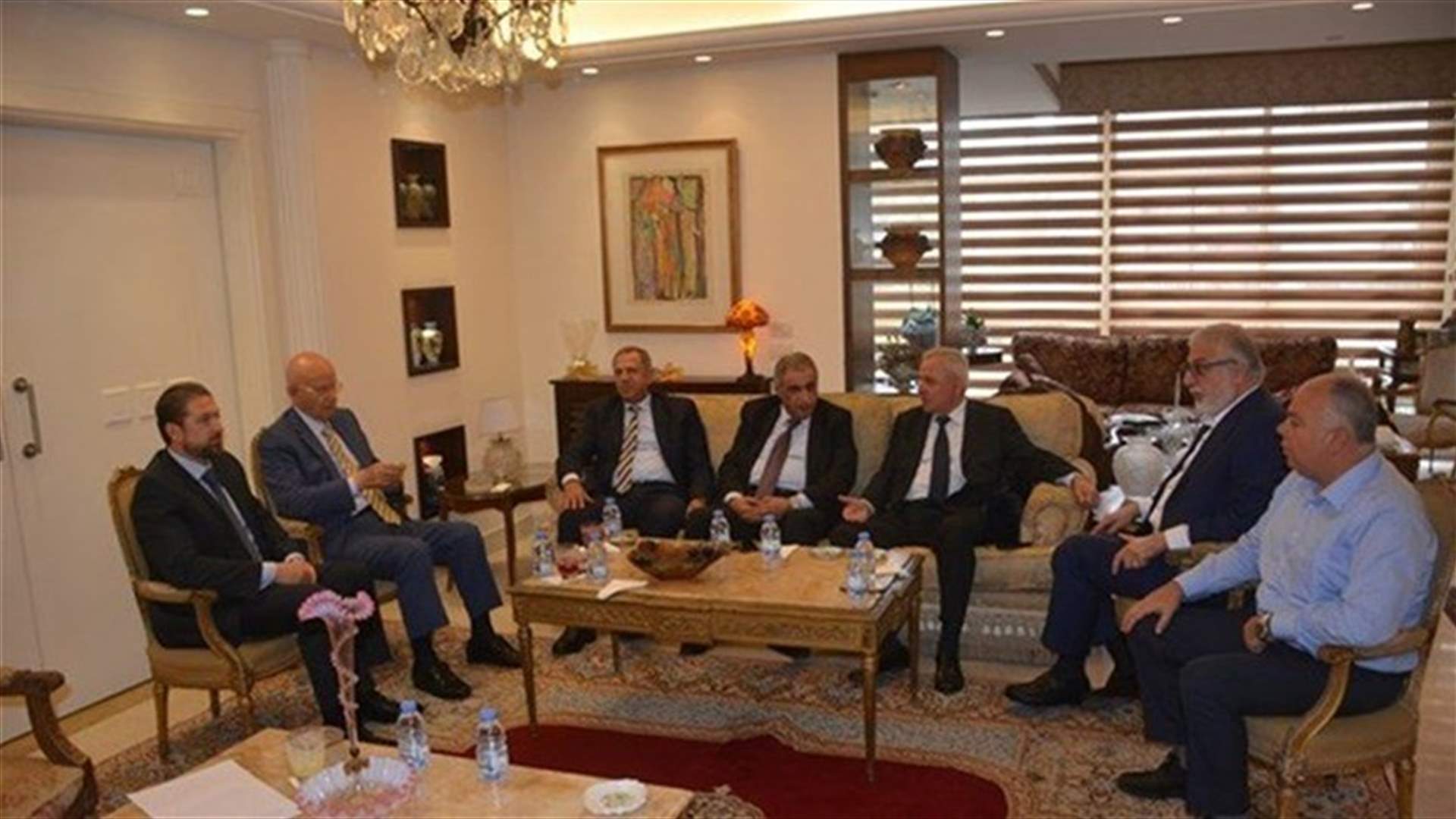 هل يتنازل الرئيس عون عن مقعد للقاء التشاوري؟