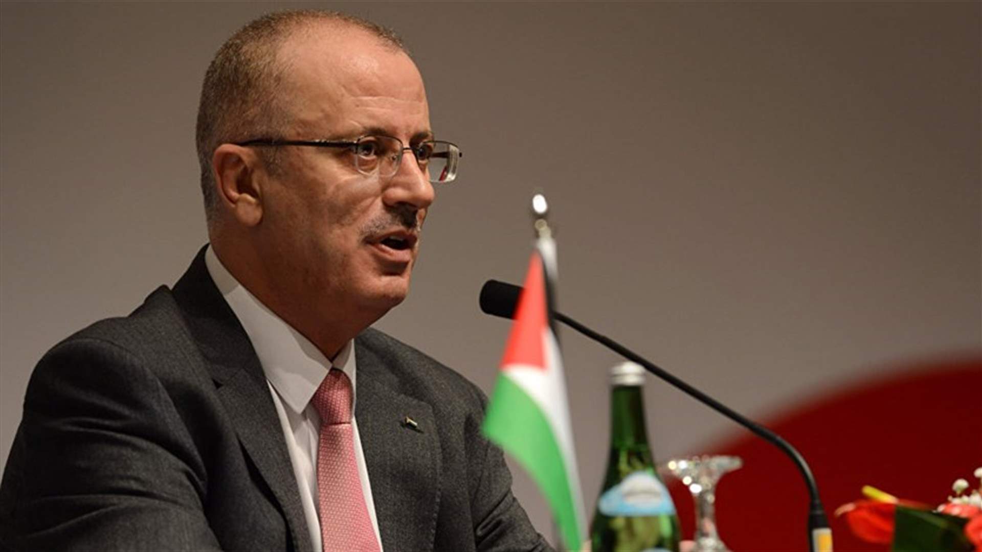 رئيس الوزراء الفلسطيني يقدم استقالة الحكومة لعباس
