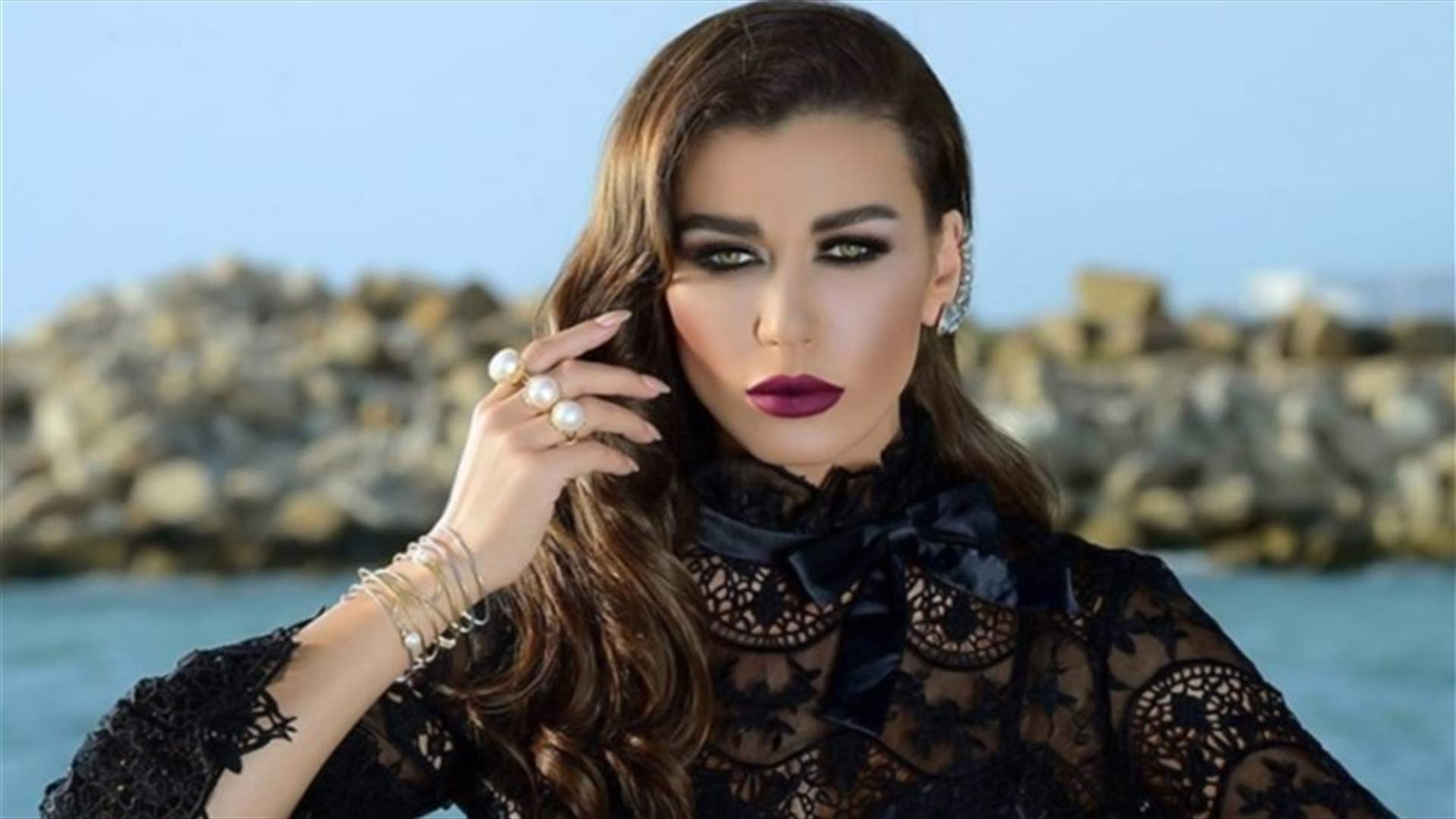 نادين الراسي تُغني مع نادر الأتات على المسرح (فيديو)