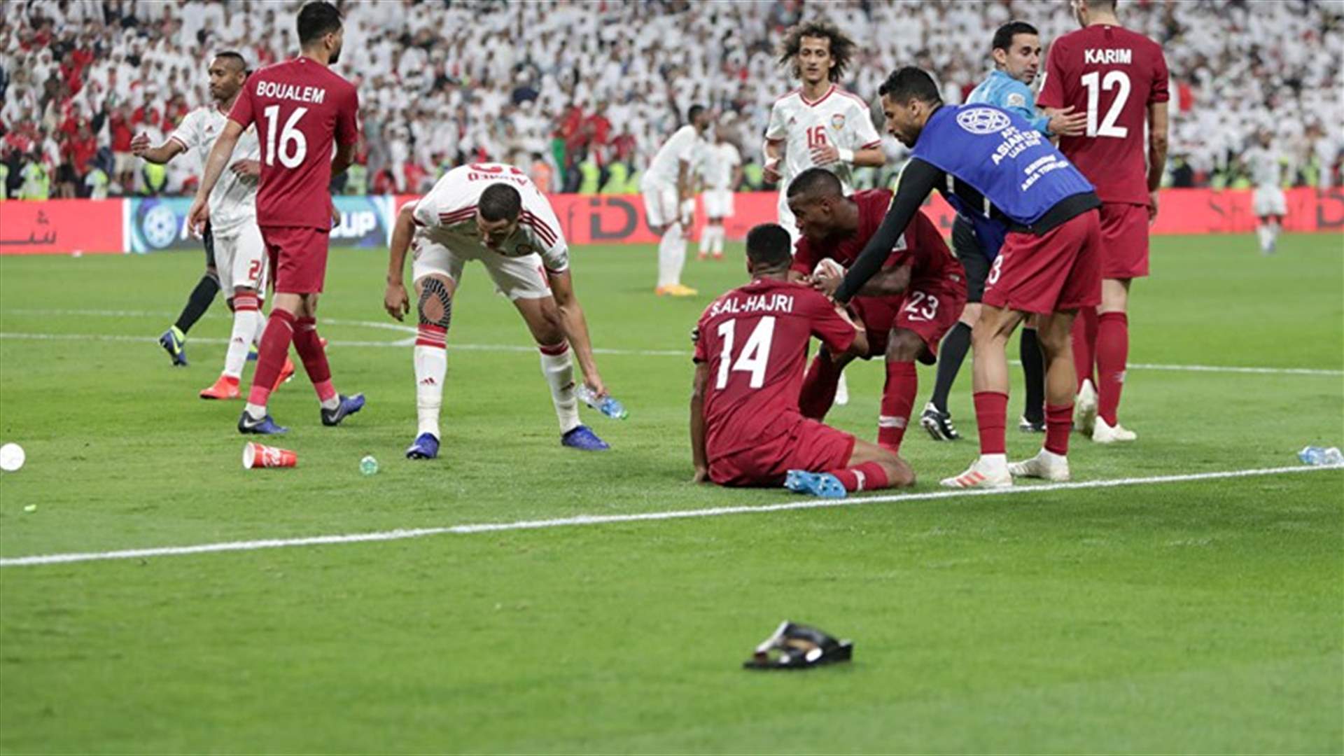 رمي لاعبي قطر بالأحذية ... وفيديو يظهر غضب الجمهور الإماراتي