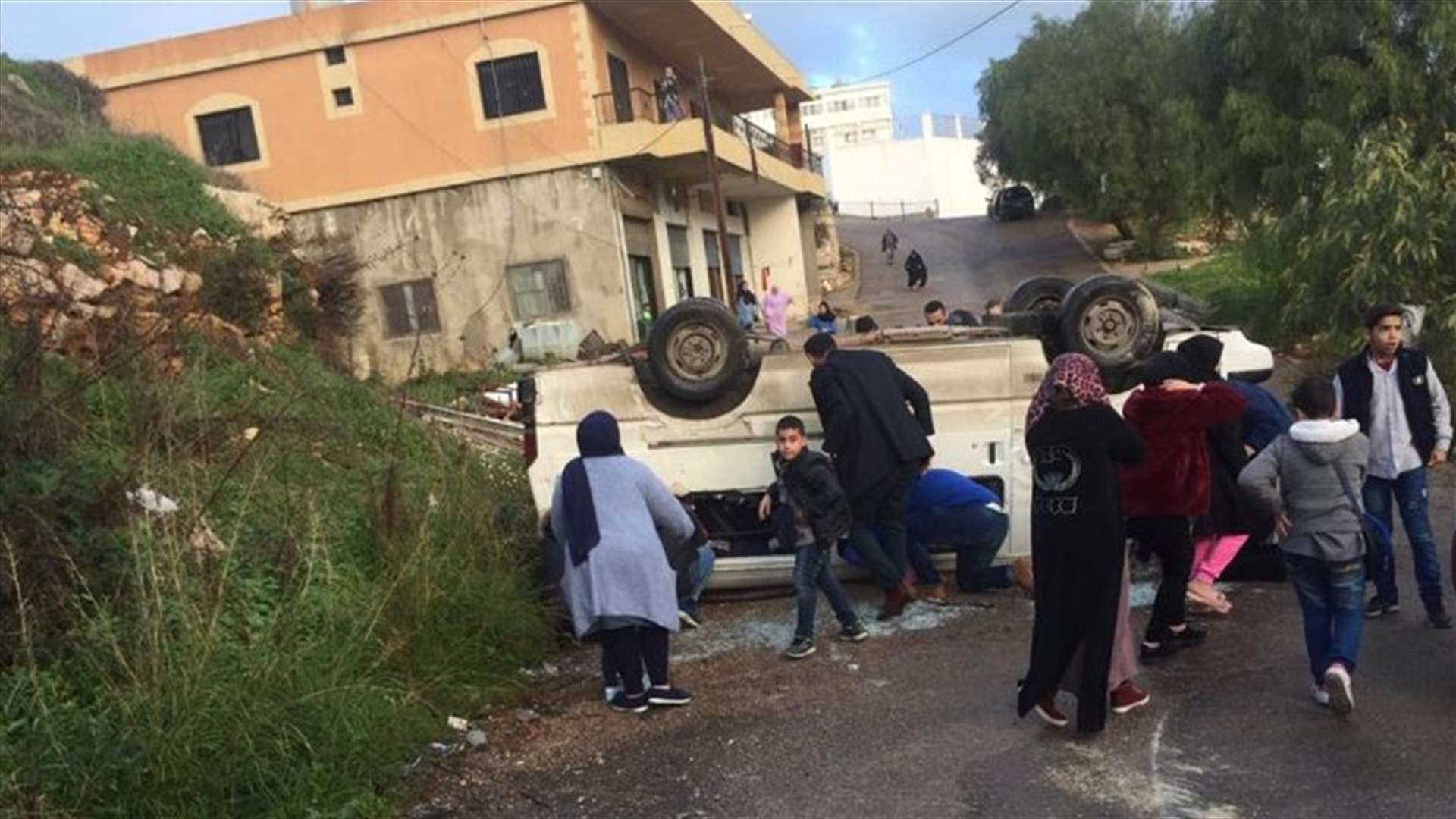 حادث سير أدى لانقلاب فان في حبوش.. واصابة 12 طالبا