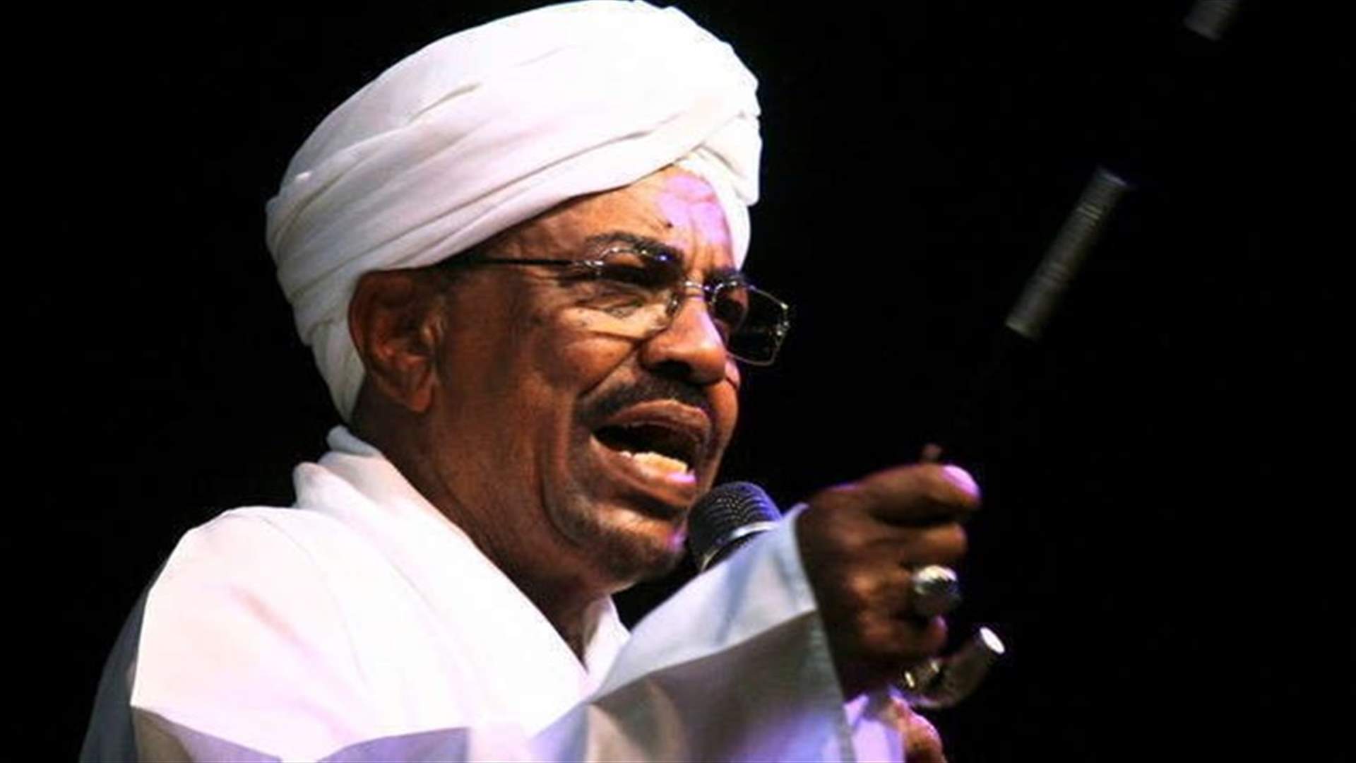 البشير يسخر من استخدام معارضيه وسائل التواصل الاجتماعي