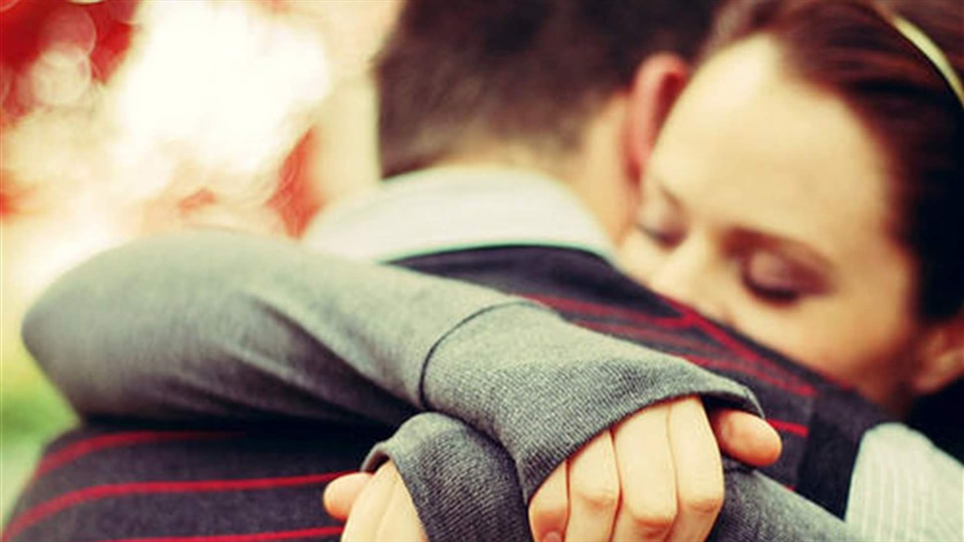 عثر عليهما وهما يعانقان بعضهما... عقوبة قاسية بحق مراهقين في إندونيسيا